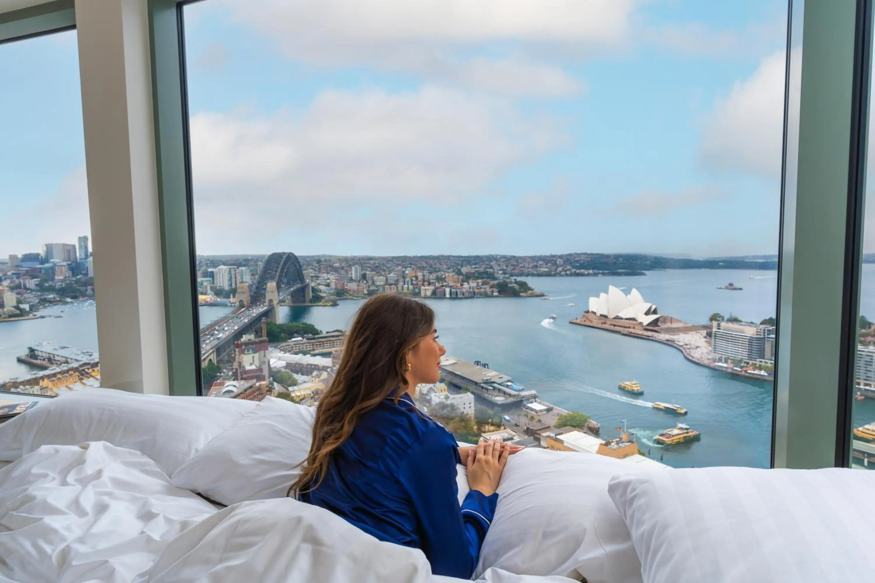 View (from property/room), Bed in Shangri-La Sydney