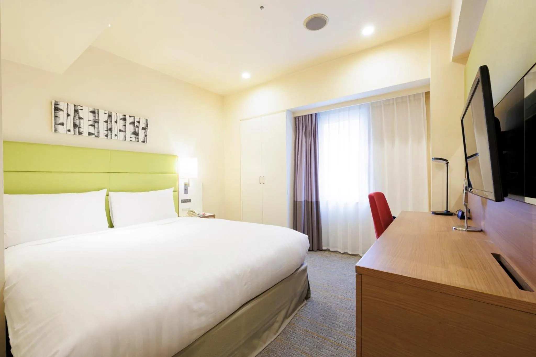 Photo of the whole room, Bed in ANA Holiday Inn Sapporo Susukino by IHG
