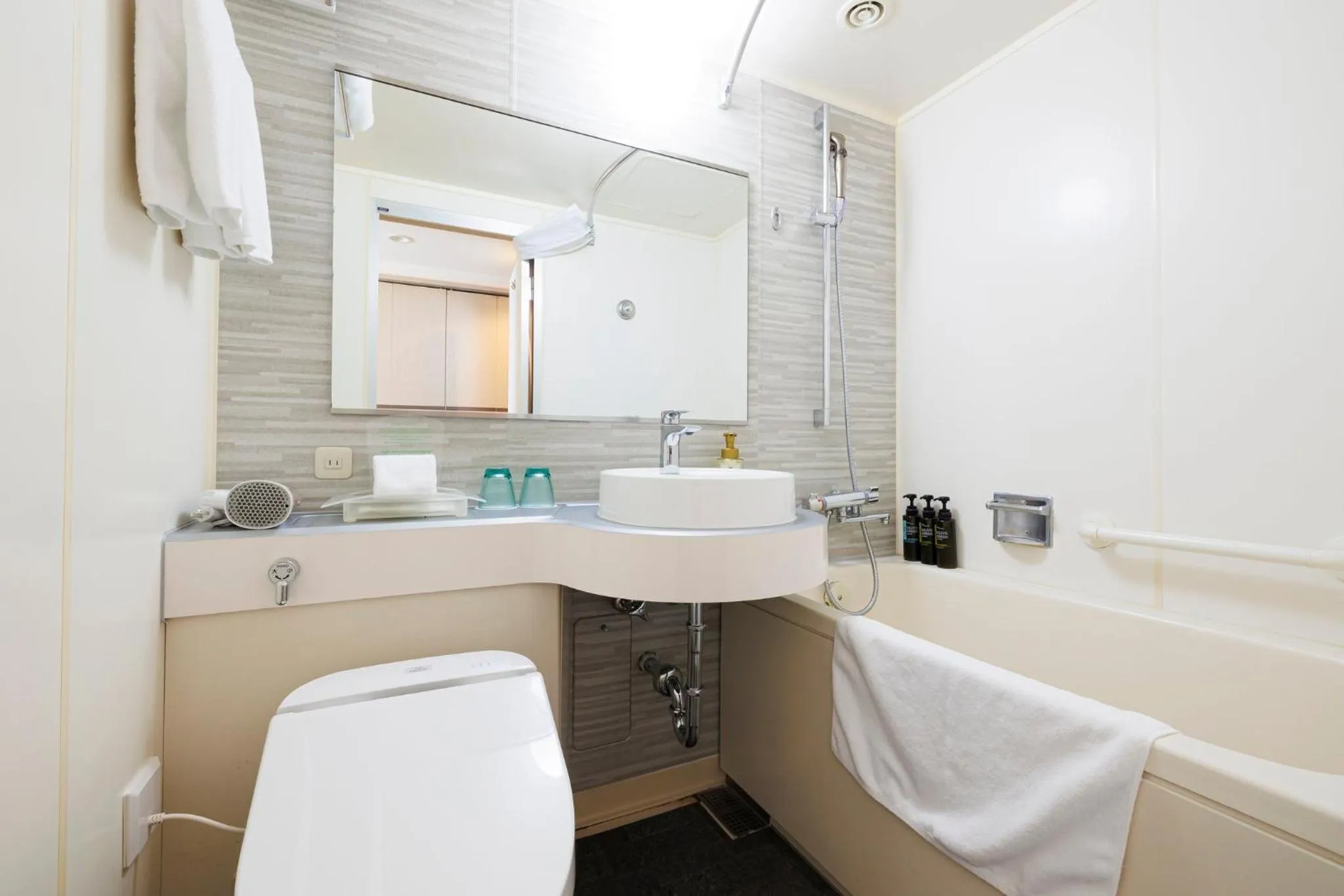 Photo of the whole room in ANA Holiday Inn Sapporo Susukino by IHG