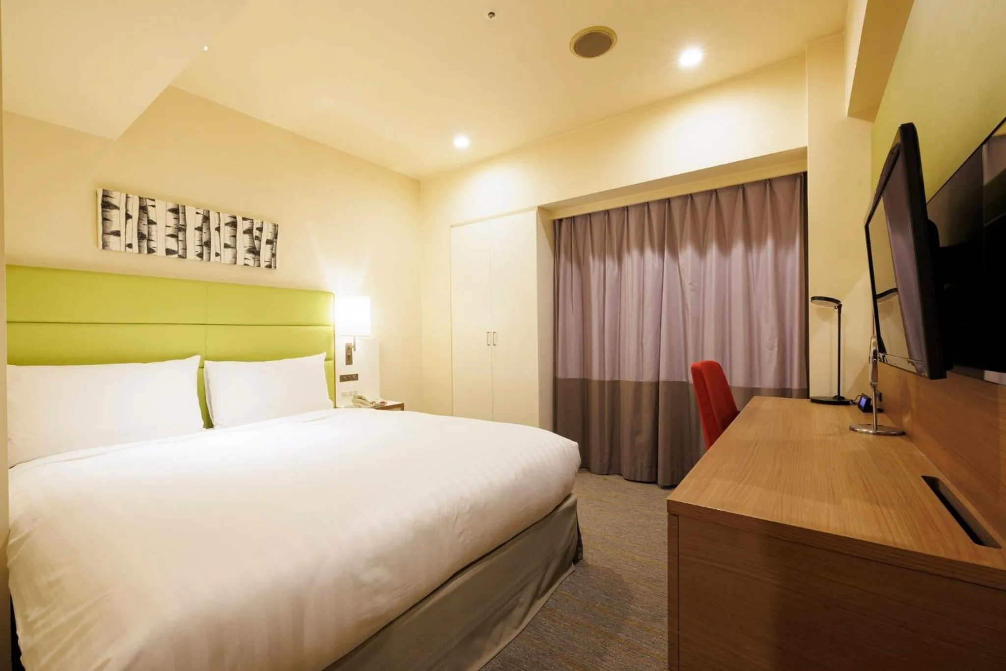 Photo of the whole room, Bed in ANA Holiday Inn Sapporo Susukino by IHG