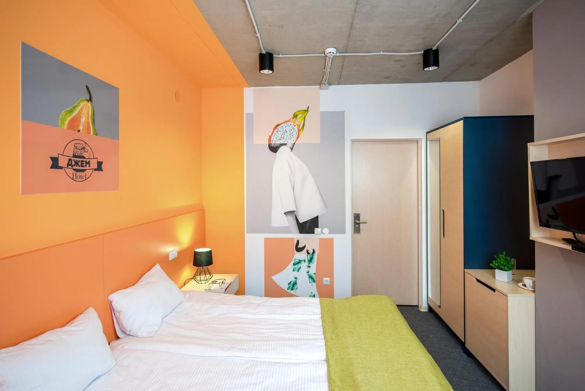 Photo of the whole room, Bed in Jam Hotel Hnatyuka