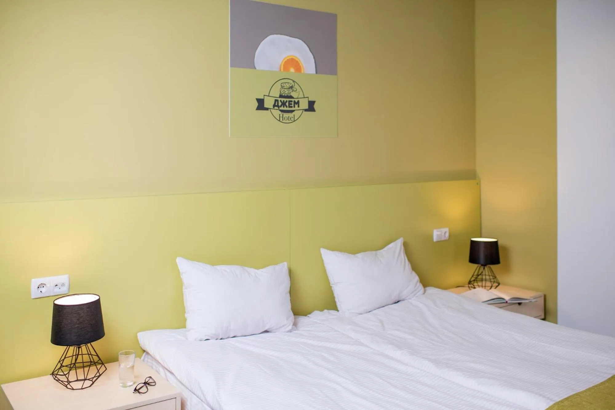 Photo of the whole room, Bed in Jam Hotel Hnatyuka