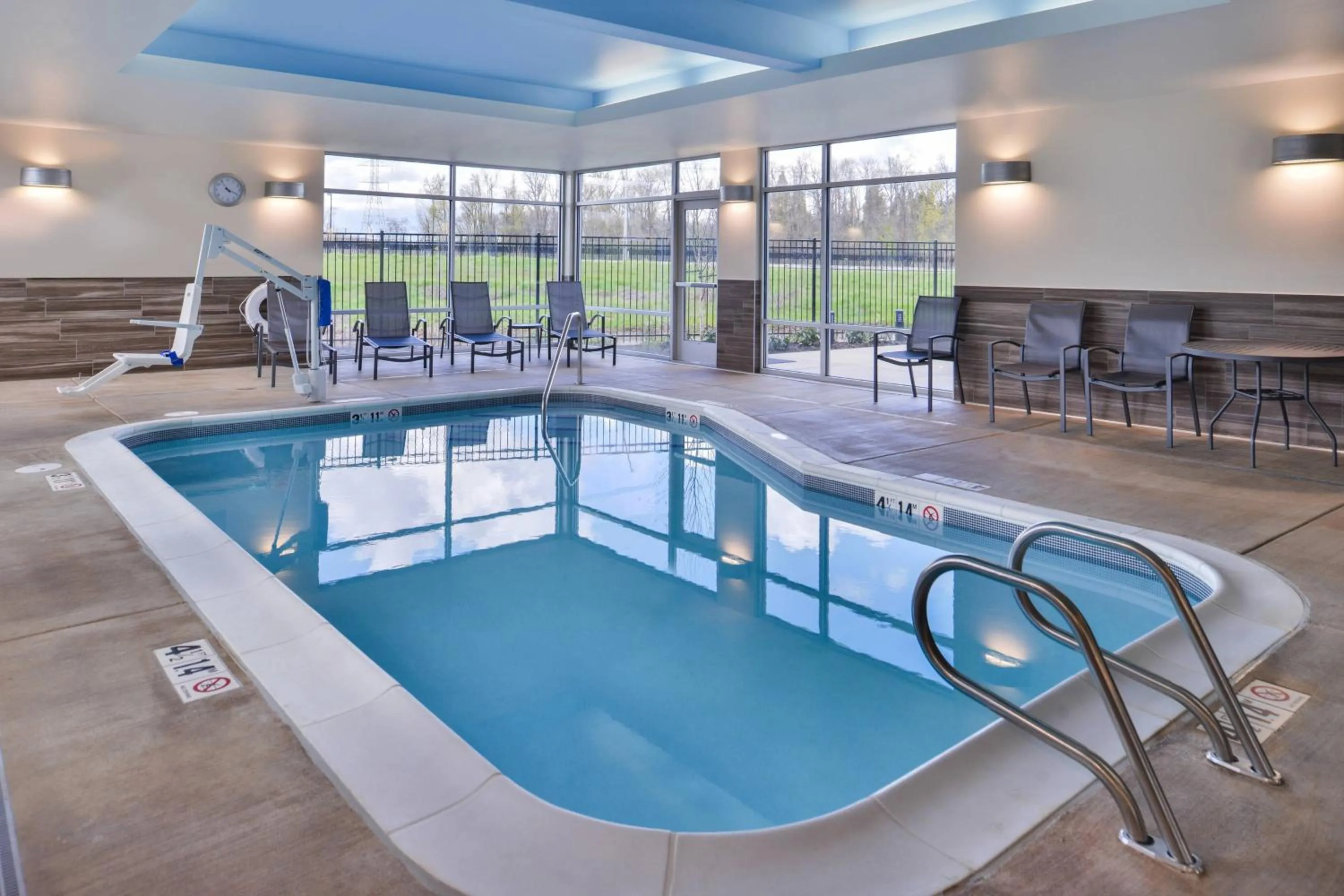 Swimming pool in Fairfield Inn & Suites by Marriott Eugene East/Springfield