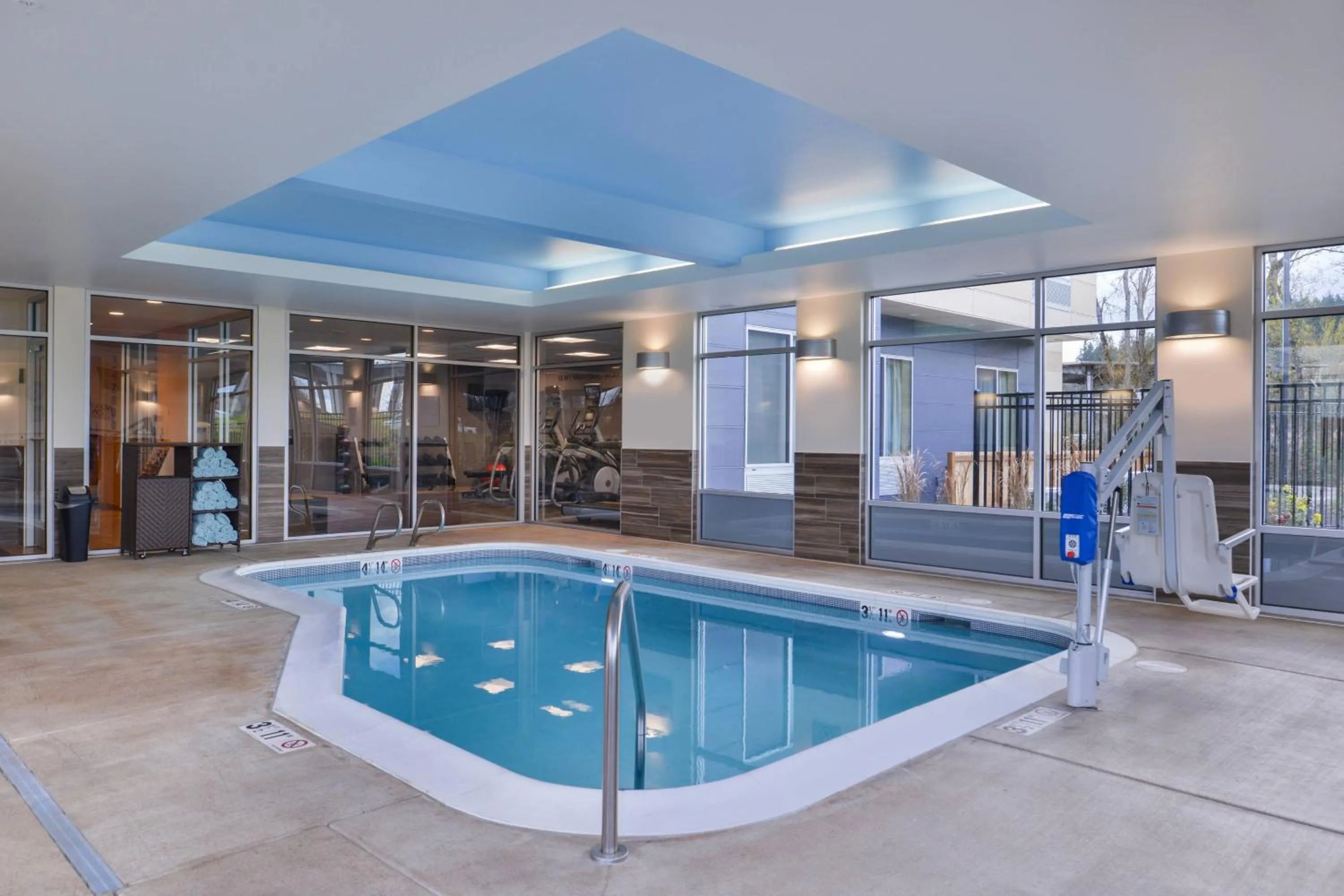 Swimming pool in Fairfield Inn & Suites by Marriott Eugene East/Springfield