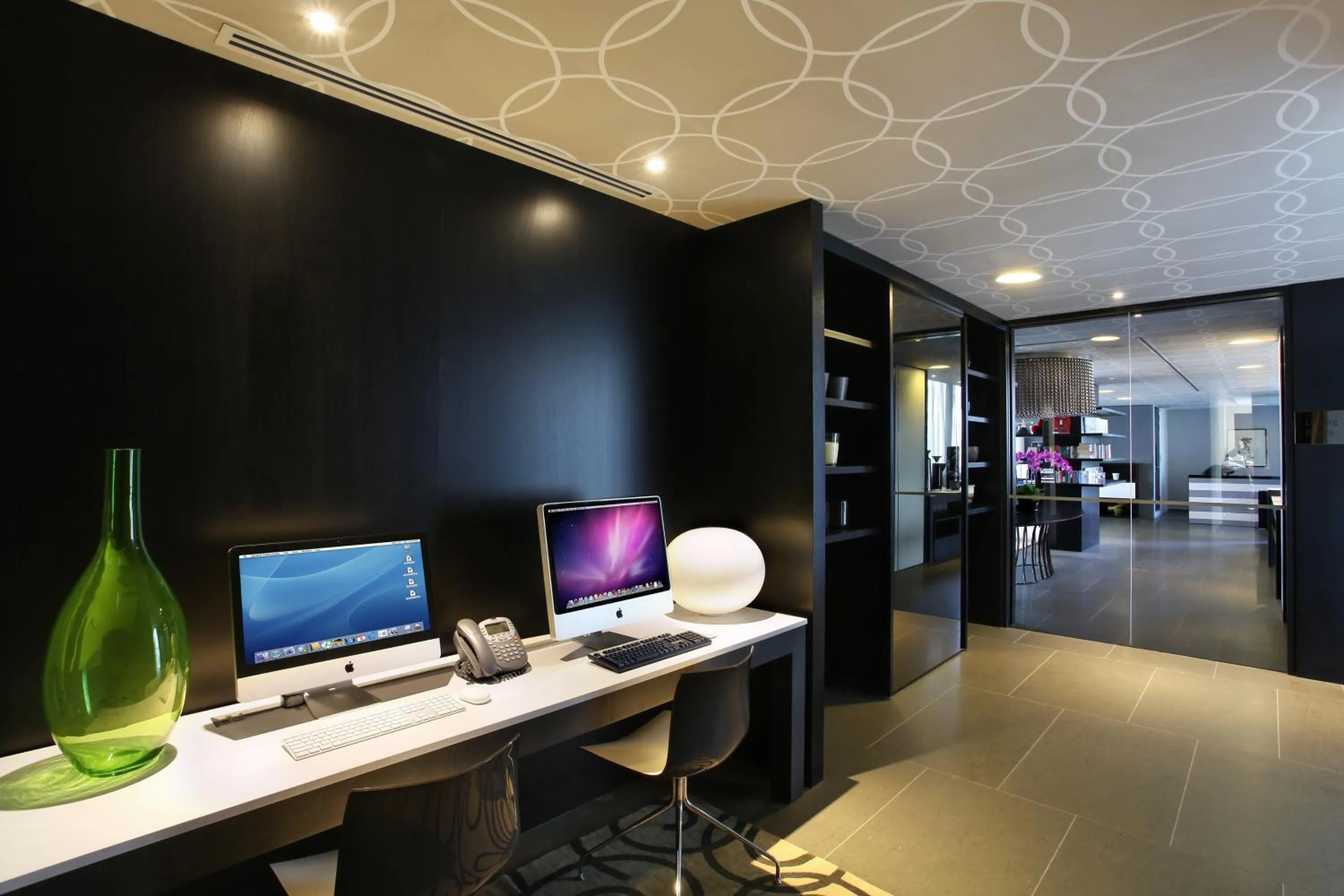 Communal lounge/ TV room in Pan Pacific Serviced Suites Orchard, Singapore