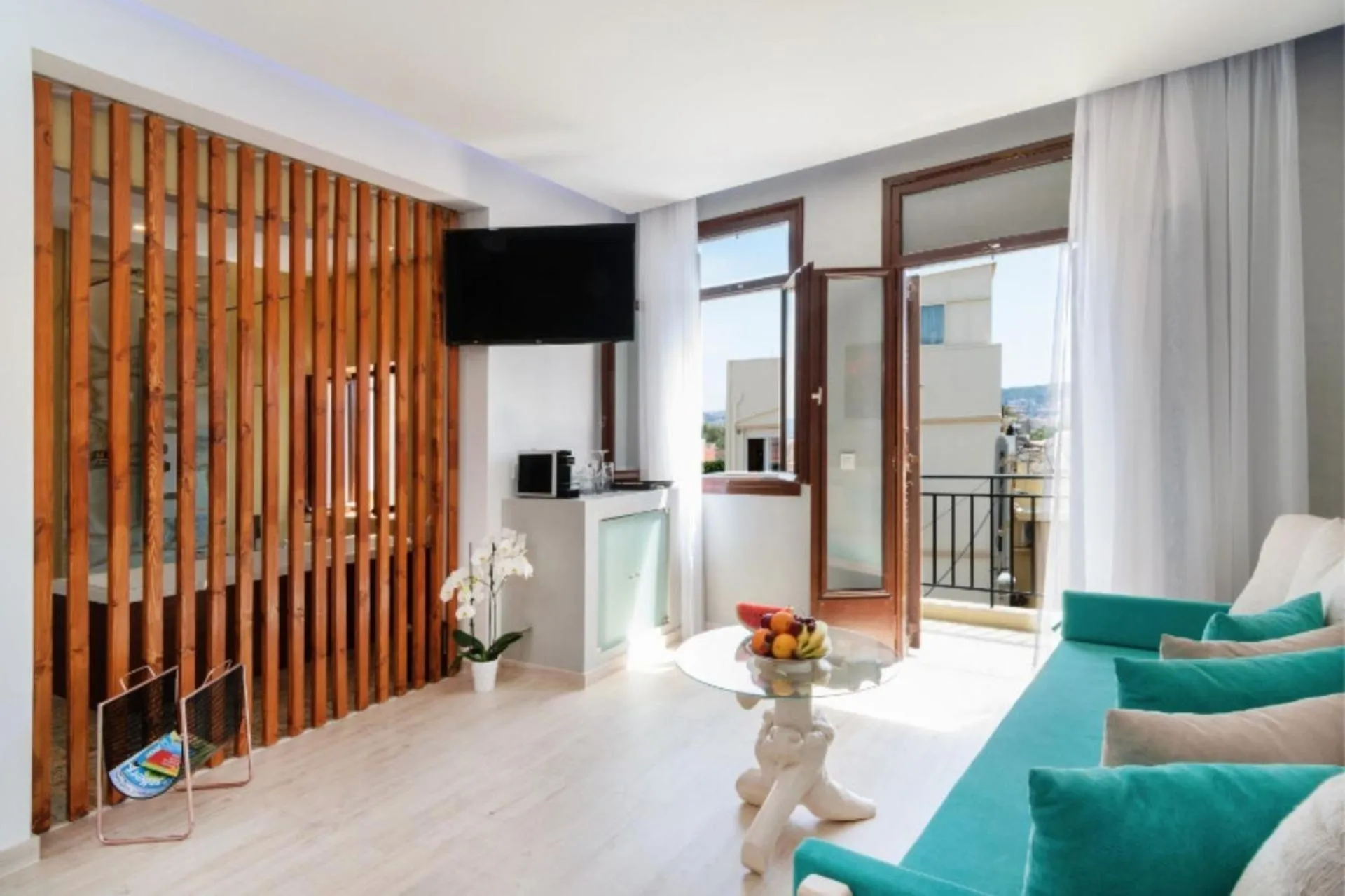 TV and multimedia in Diamond Luxury Suites