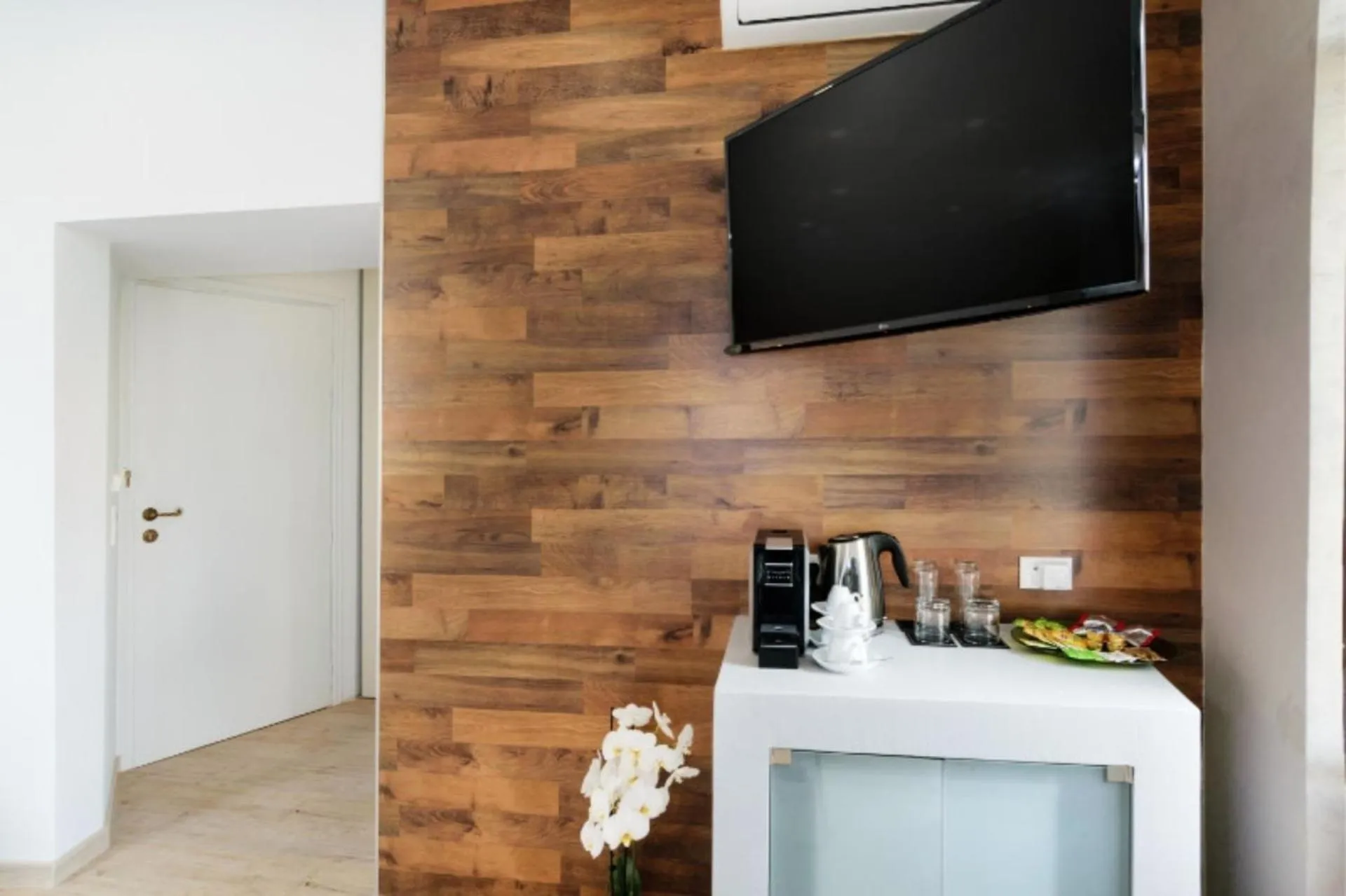 TV and multimedia in Diamond Luxury Suites