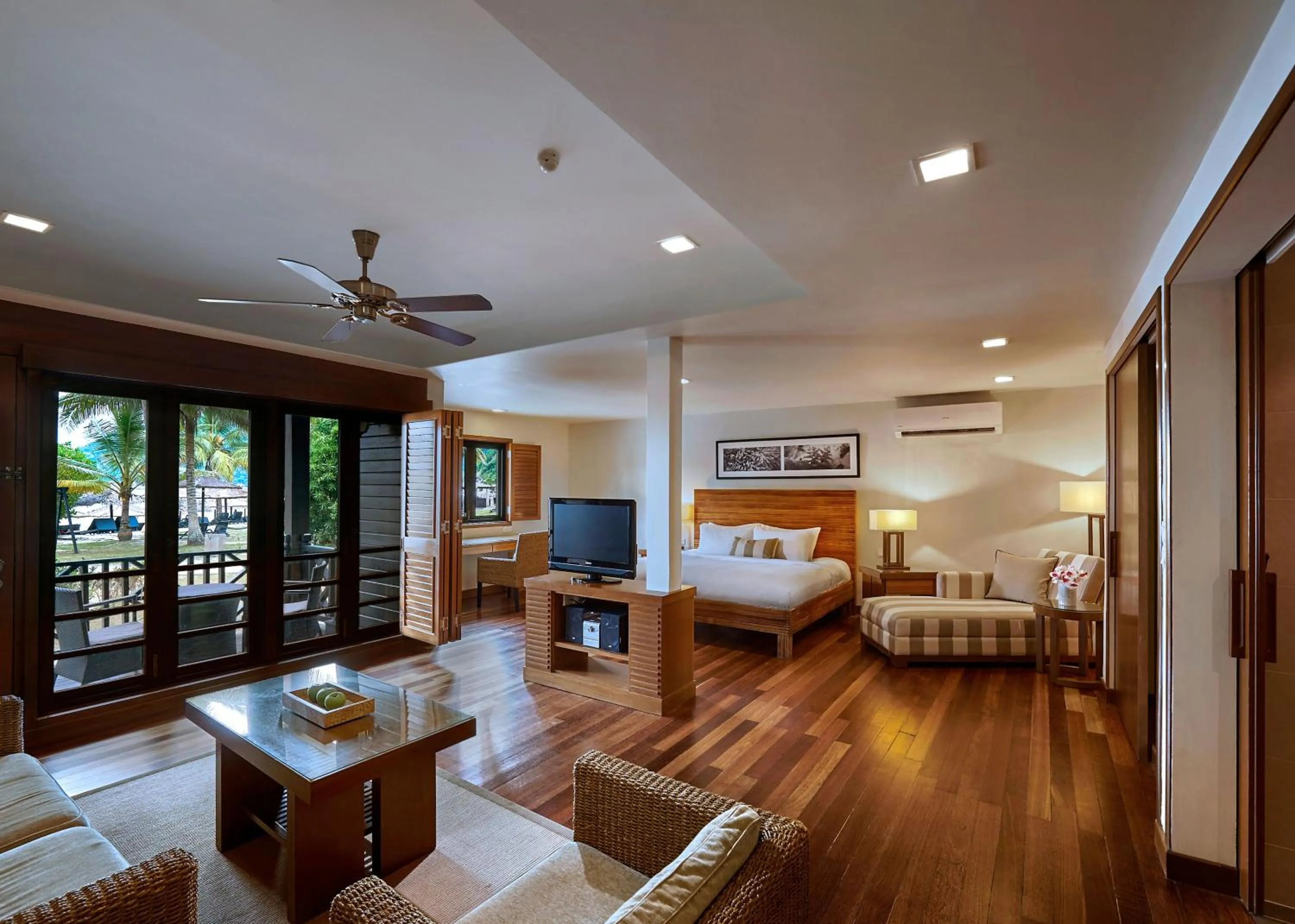 Living room, Bed in The Taaras Beach & Spa Resort