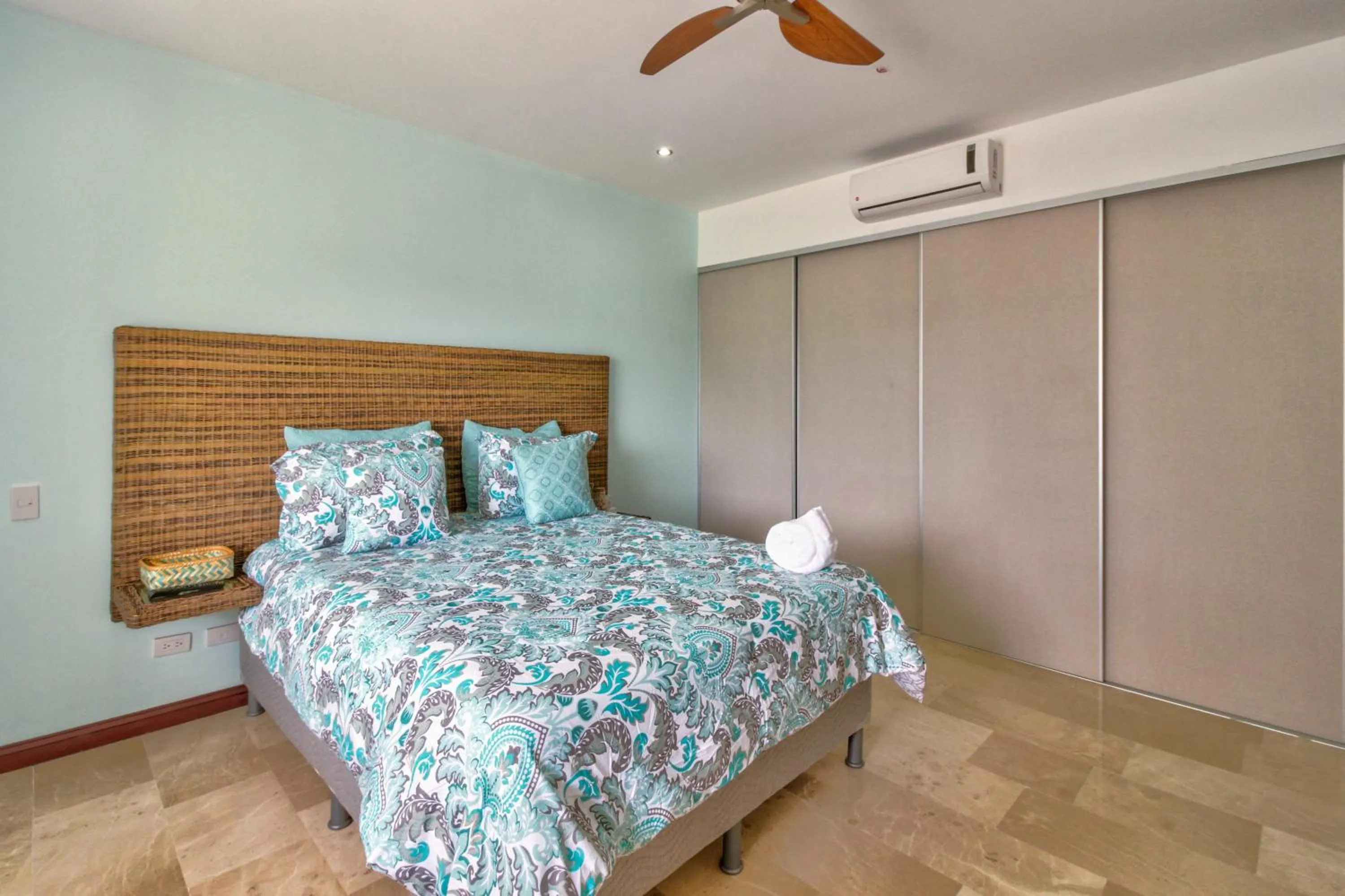 Bed in Breakwater Point 602