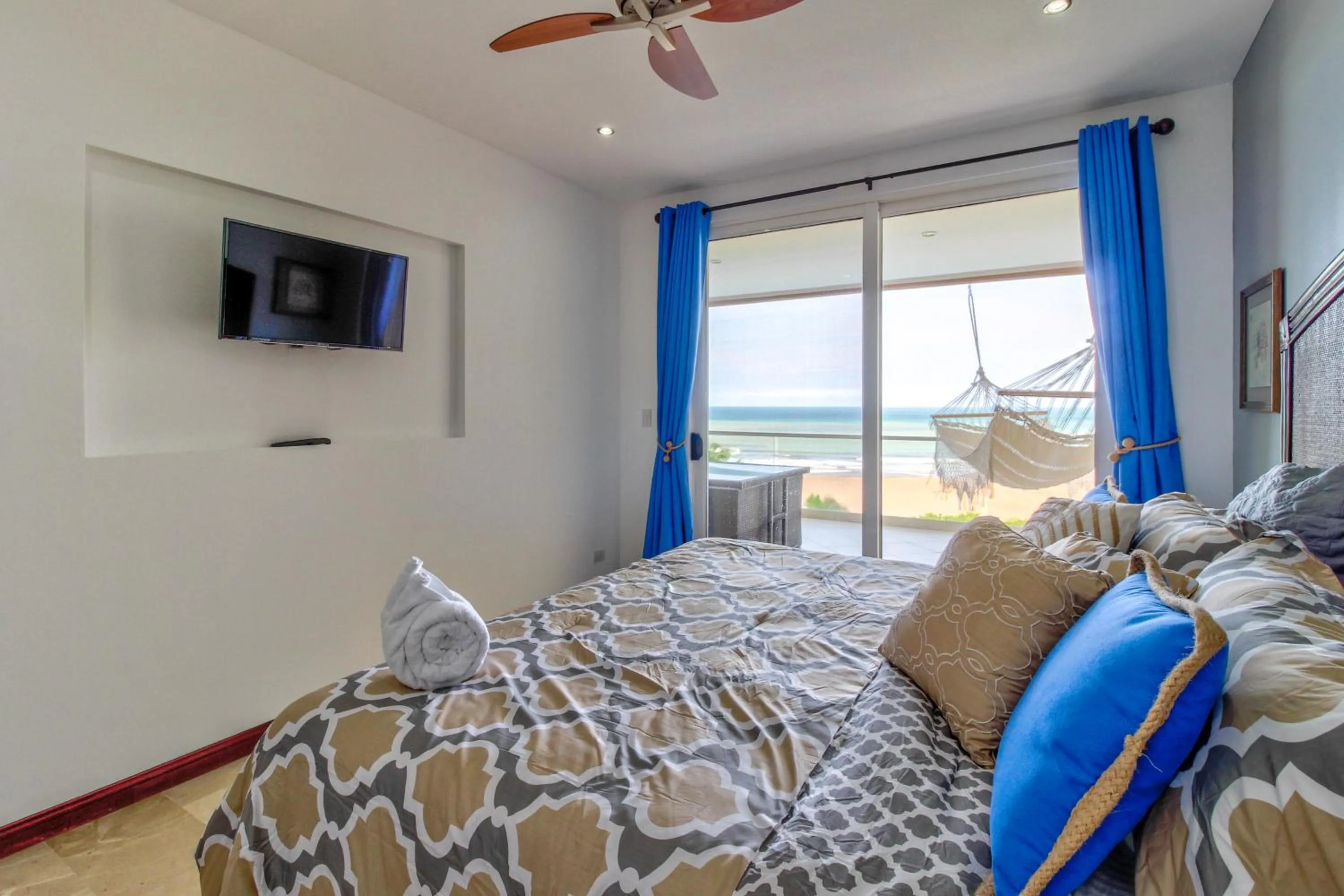 Bed in Breakwater Point 602