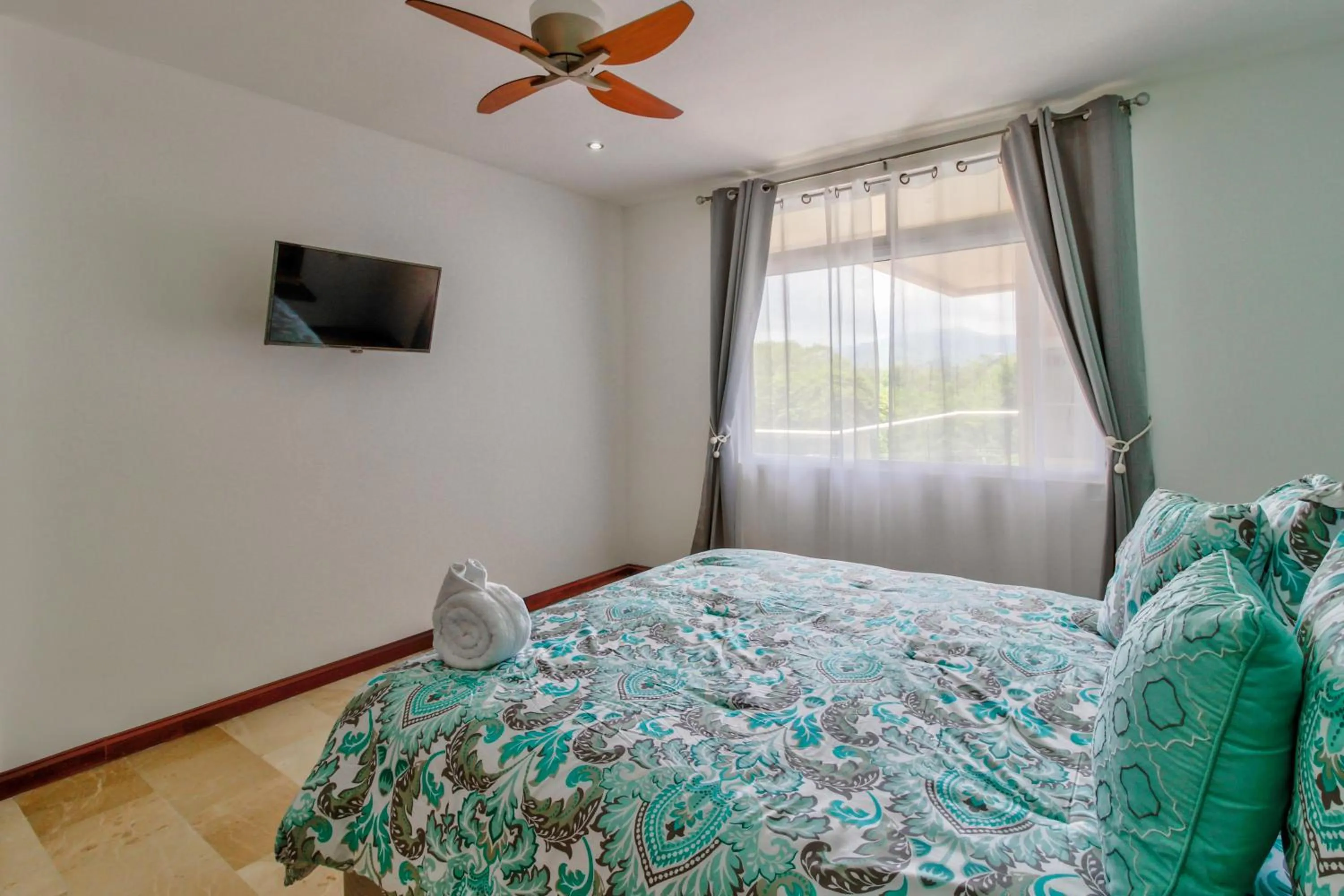 Bed in Breakwater Point 602