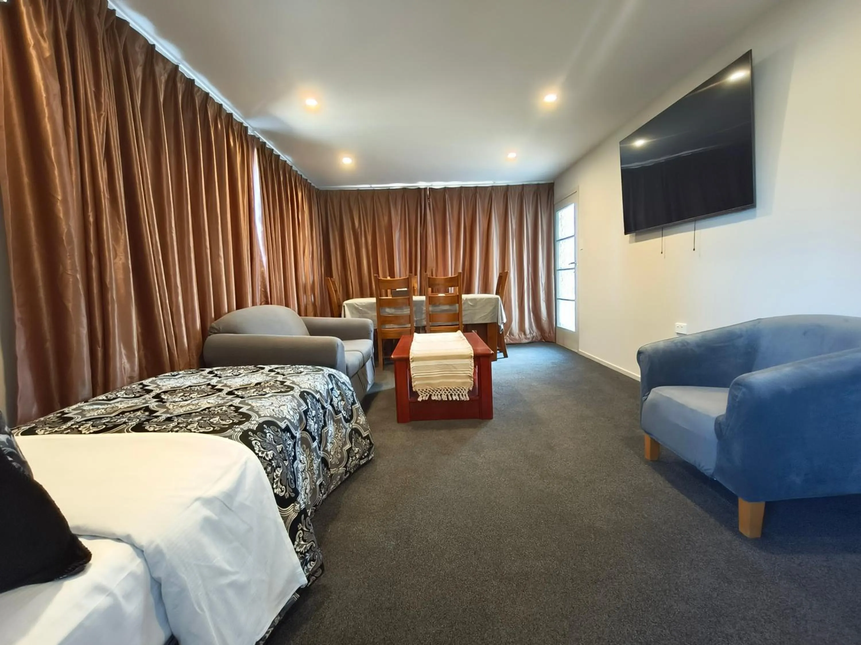 Bed in Willowbank Motel