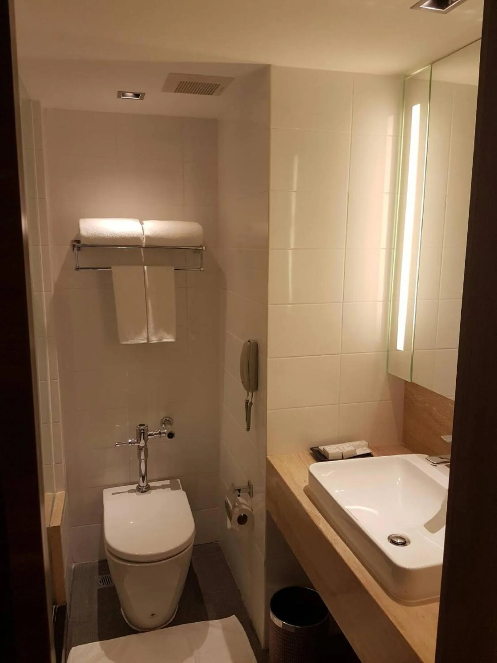 Bathroom in Louis Tavern Hotel