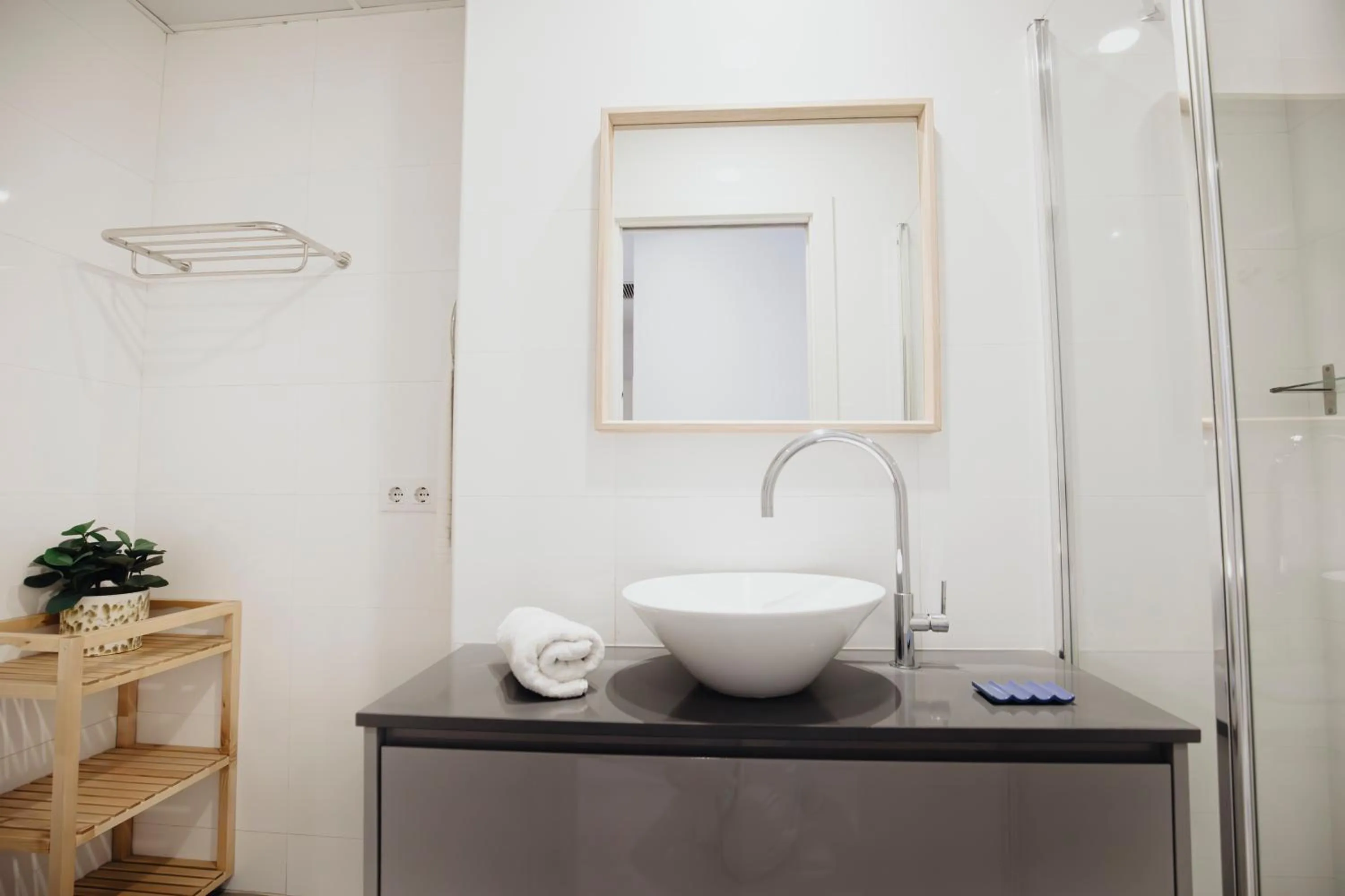 Shower in Aspasios Atocha Apartments