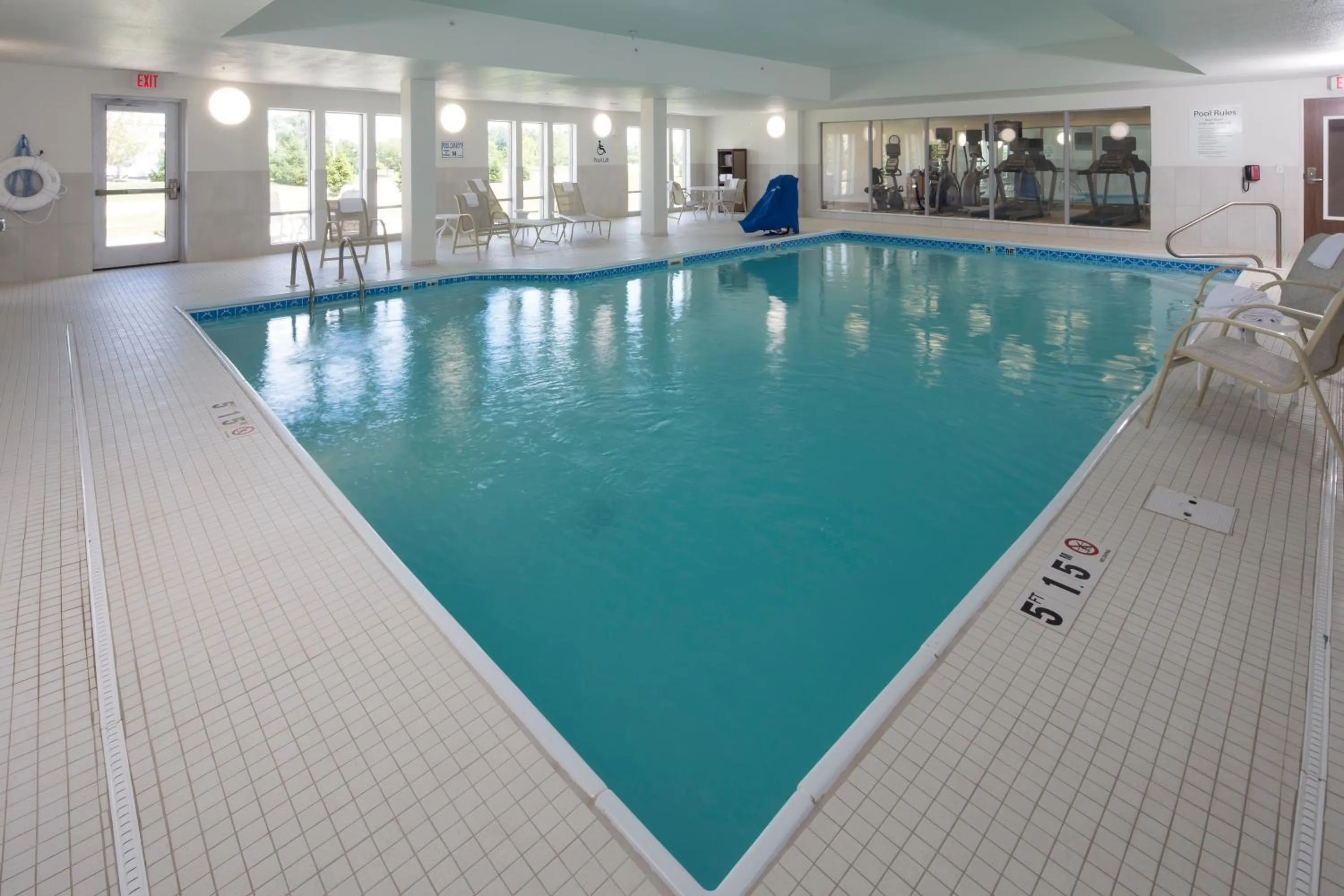 Swimming pool in Holiday Inn Express & Suites - Gaylord by IHG