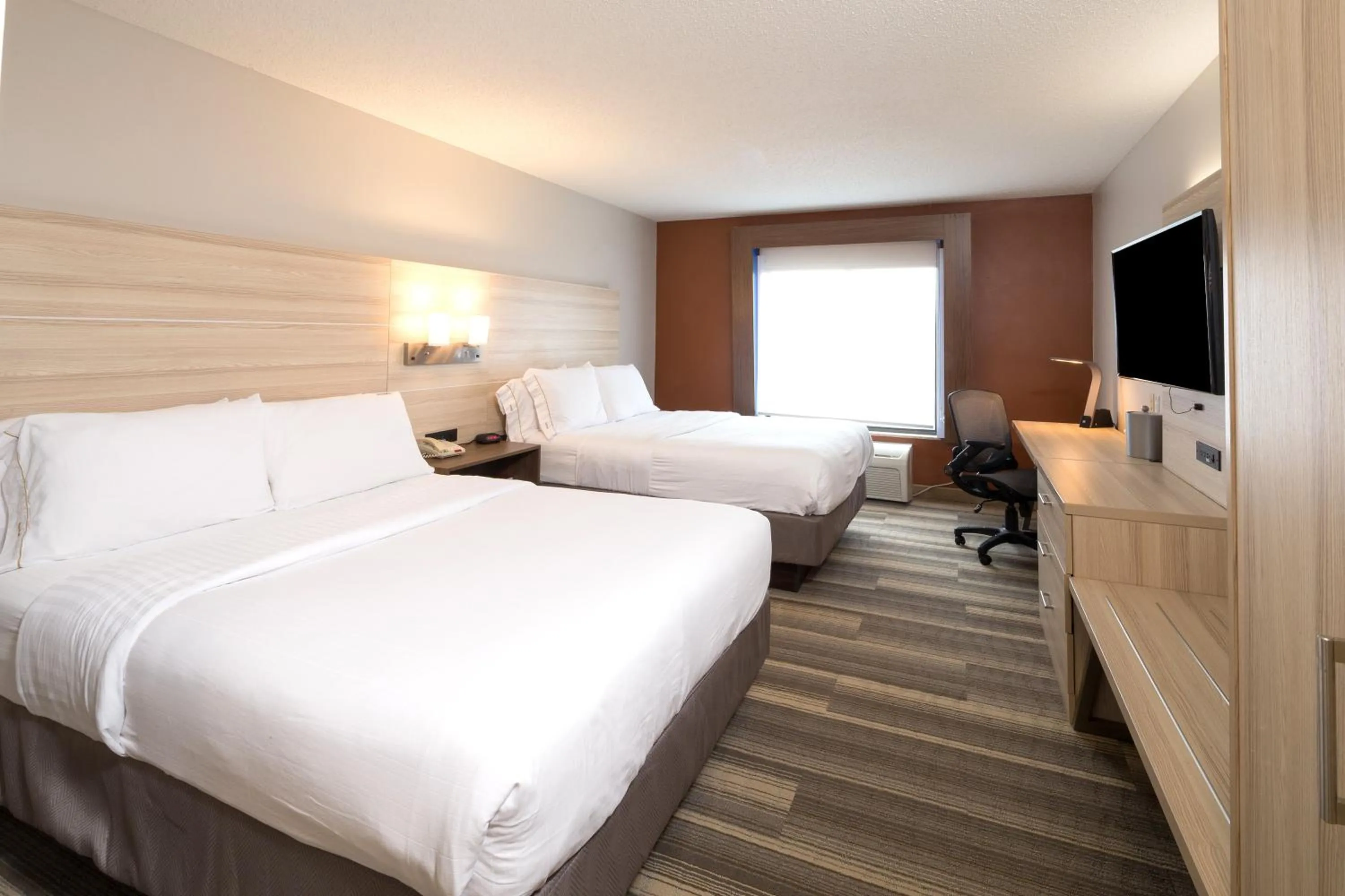 Photo of the whole room, Bed in Holiday Inn Express & Suites - Gaylord by IHG
