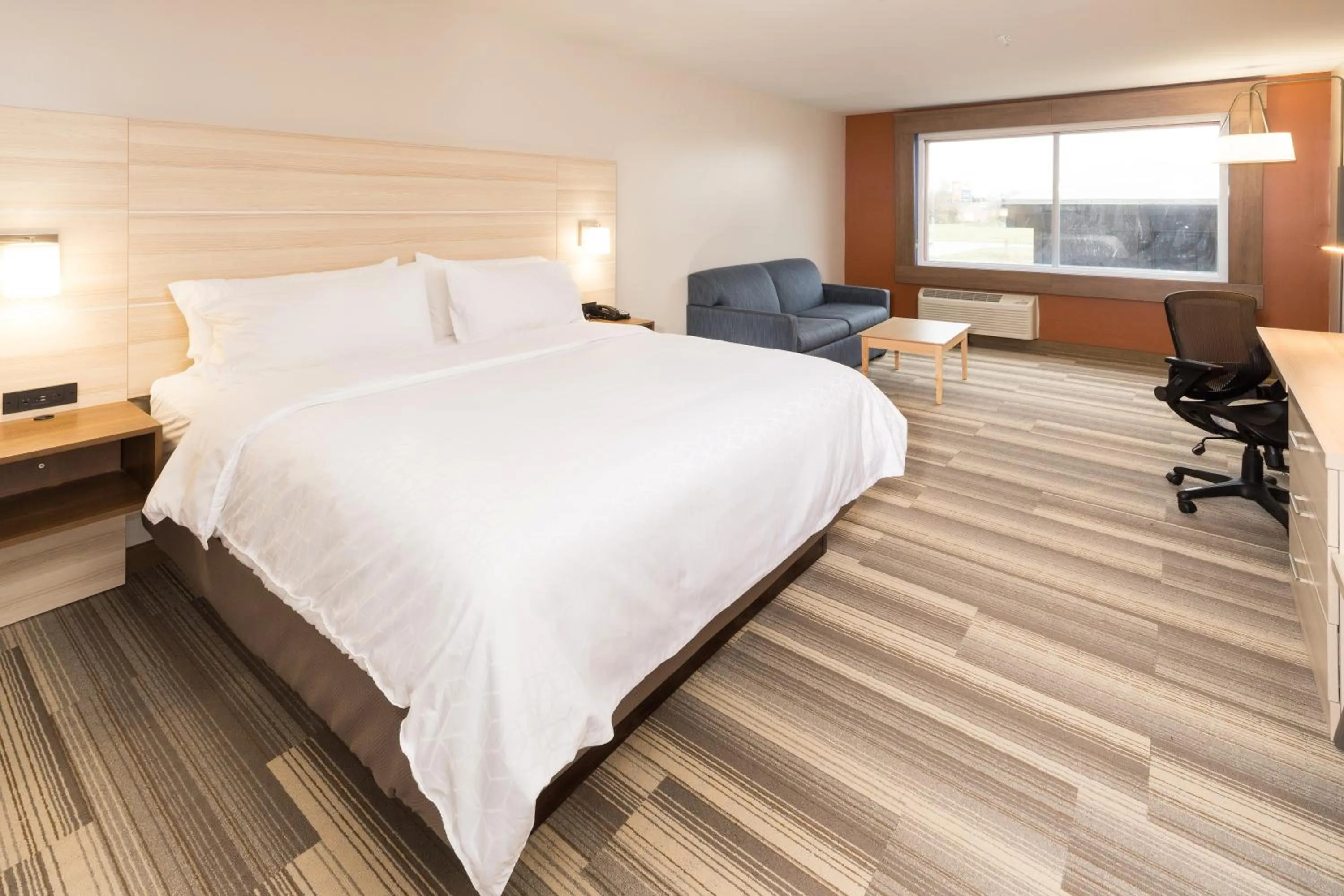 Photo of the whole room, Bed in Holiday Inn Express & Suites - Gaylord by IHG