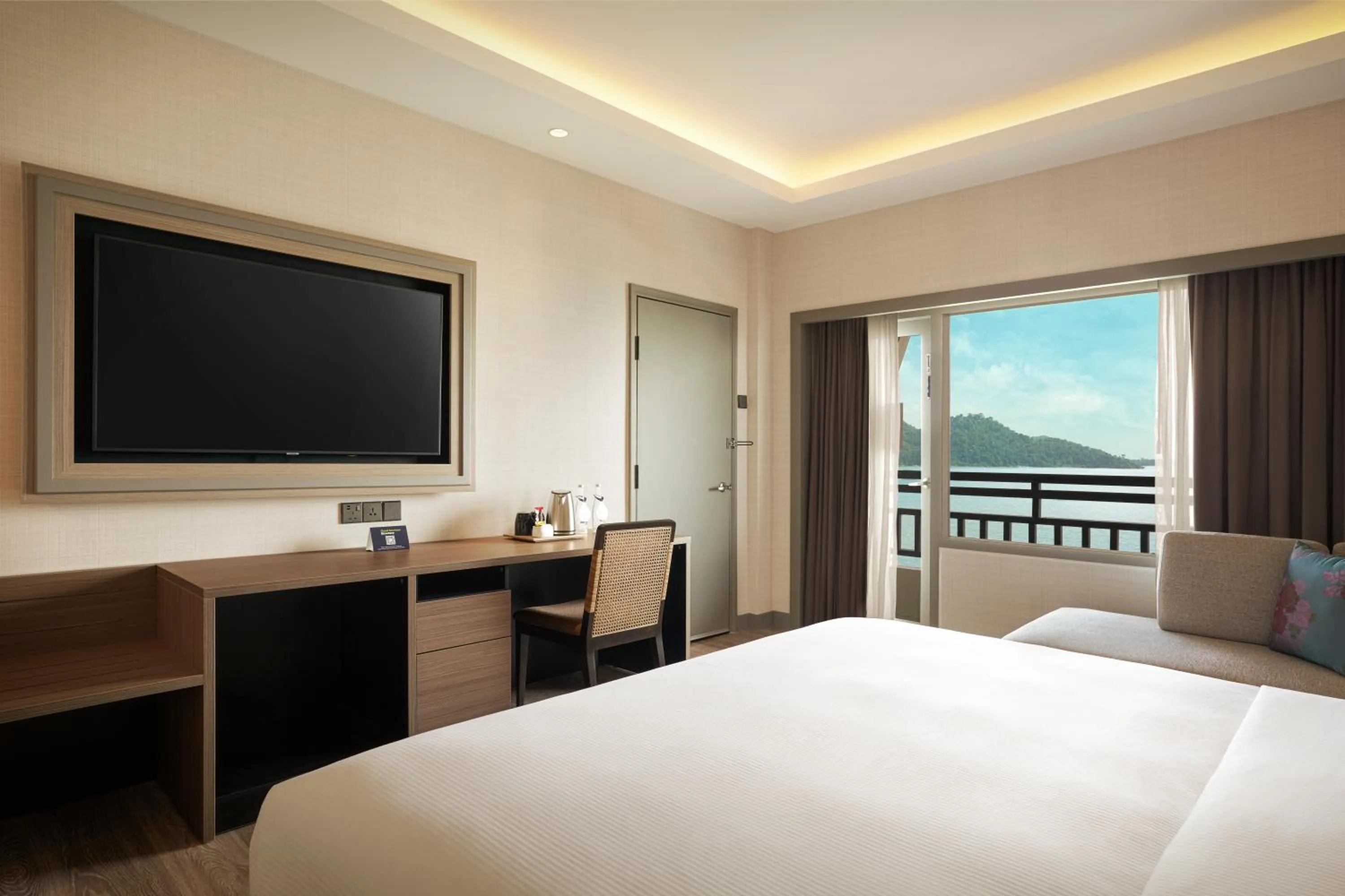 Bedroom, Bed in DoubleTree by Hilton Damai Laut