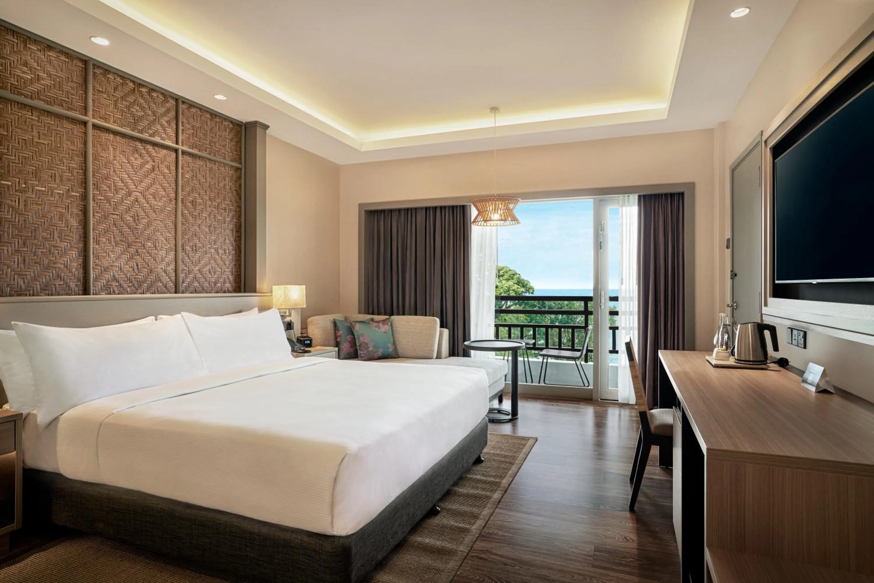 Bedroom, Bed in DoubleTree by Hilton Damai Laut