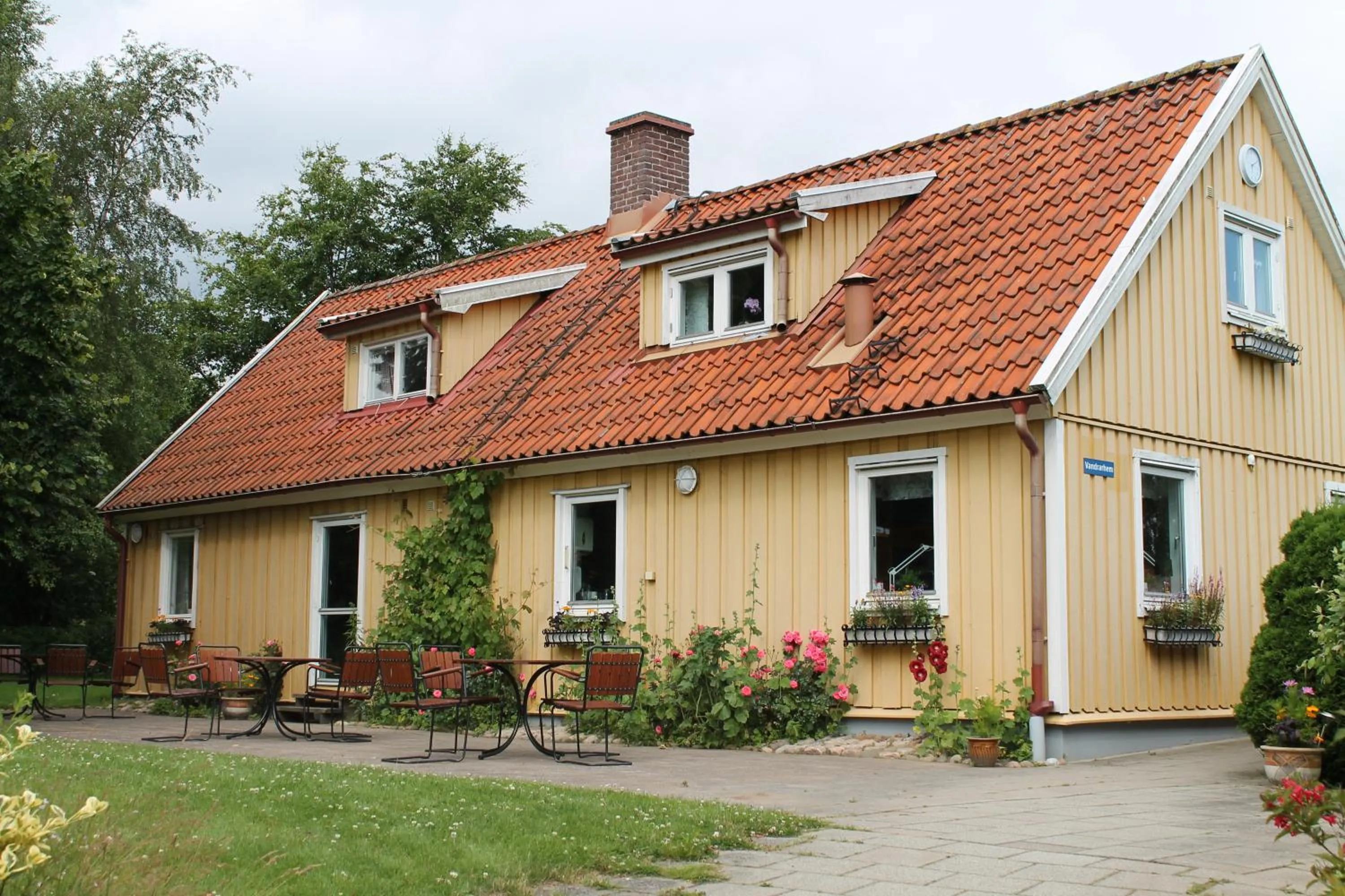 Facade/entrance in Nyckelbo Vandrarhem