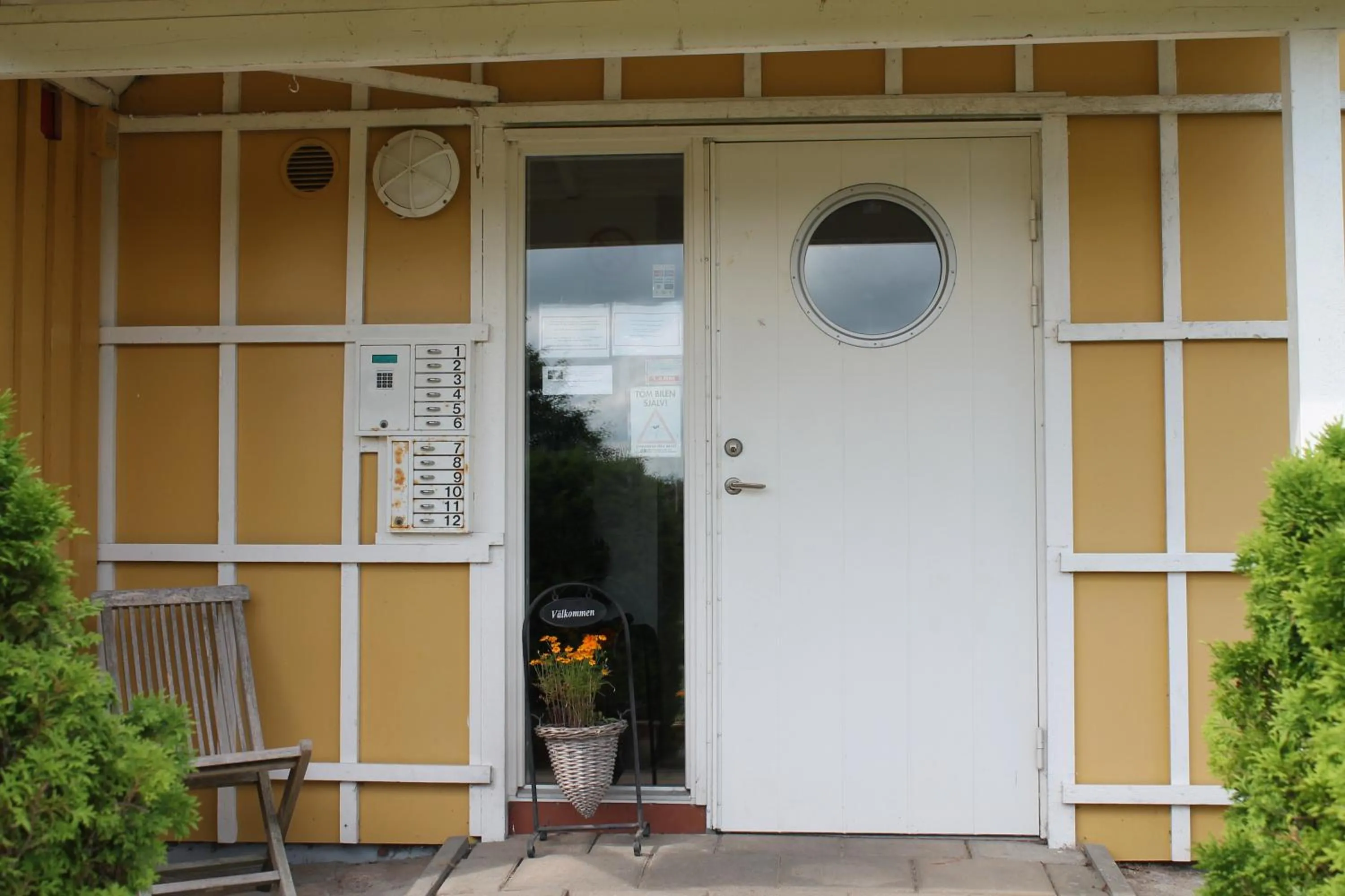 Facade/entrance in Nyckelbo Vandrarhem