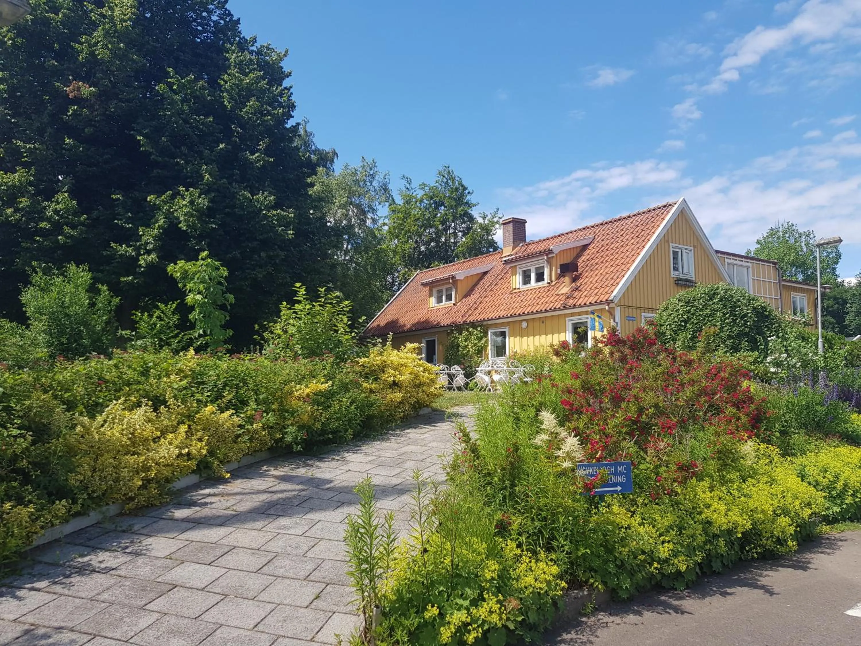 Facade/entrance in Nyckelbo Vandrarhem