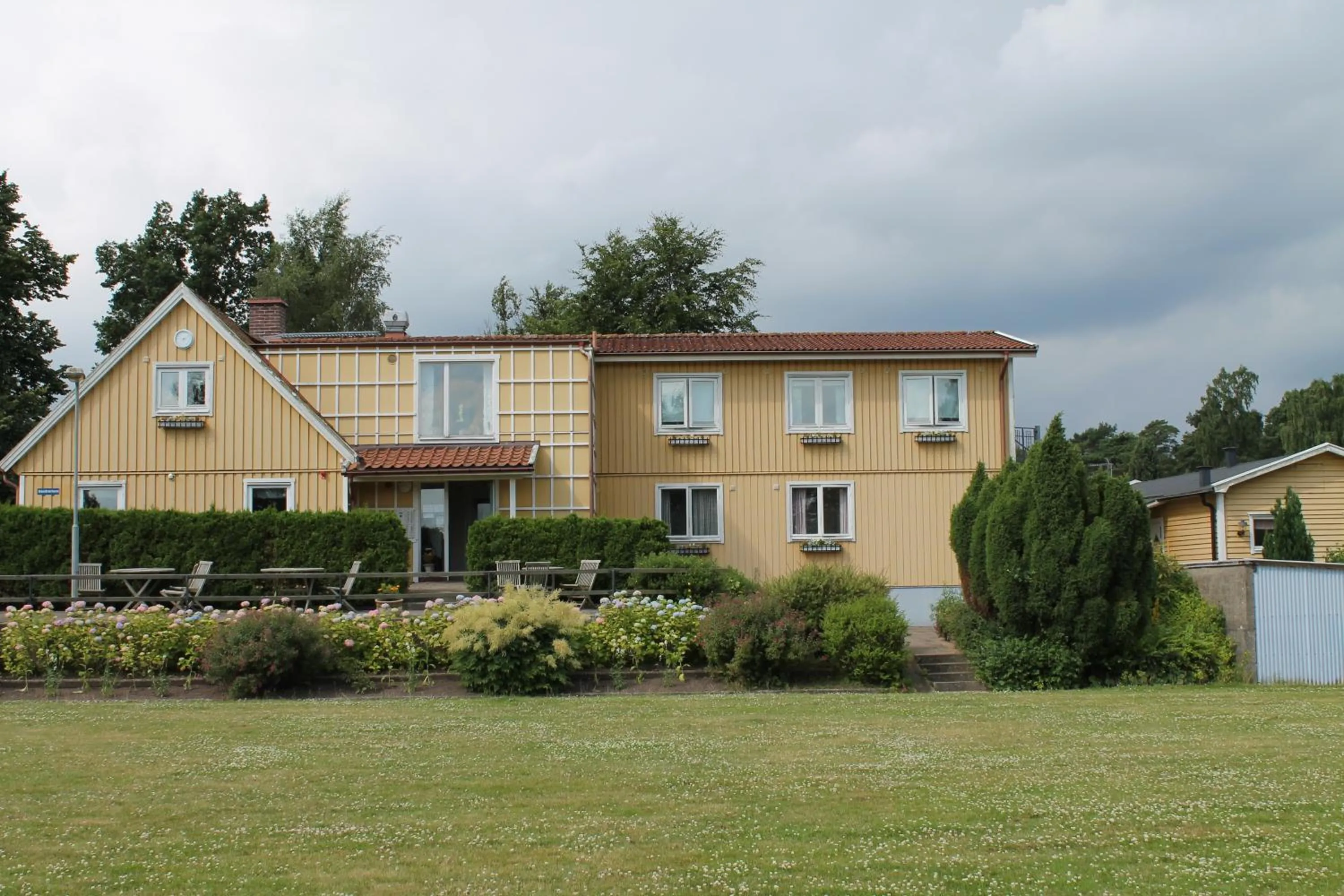 Facade/entrance in Nyckelbo Vandrarhem