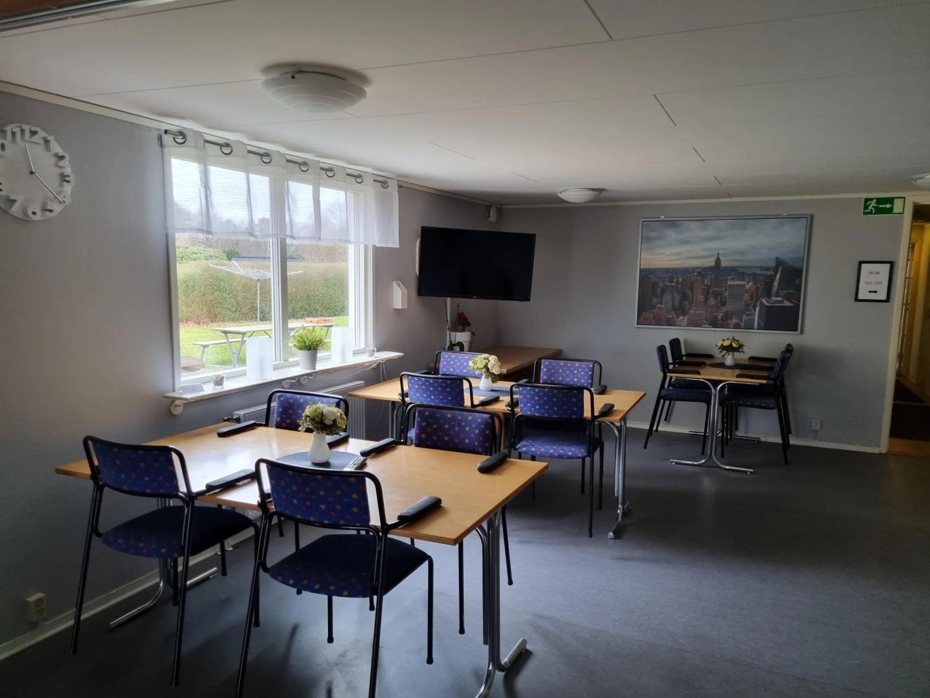 Communal lounge/ TV room in Nyckelbo Vandrarhem