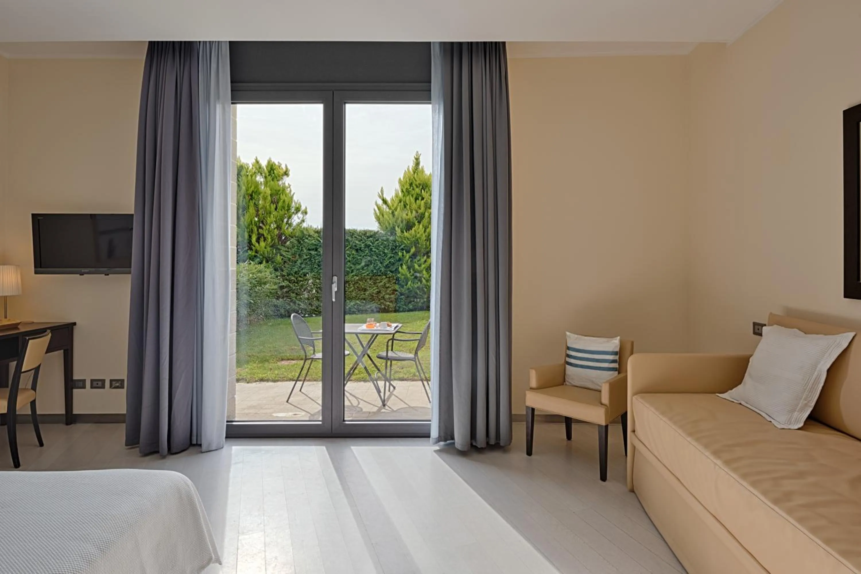 Garden view, Bed in Hotel Riviera dei Fiori