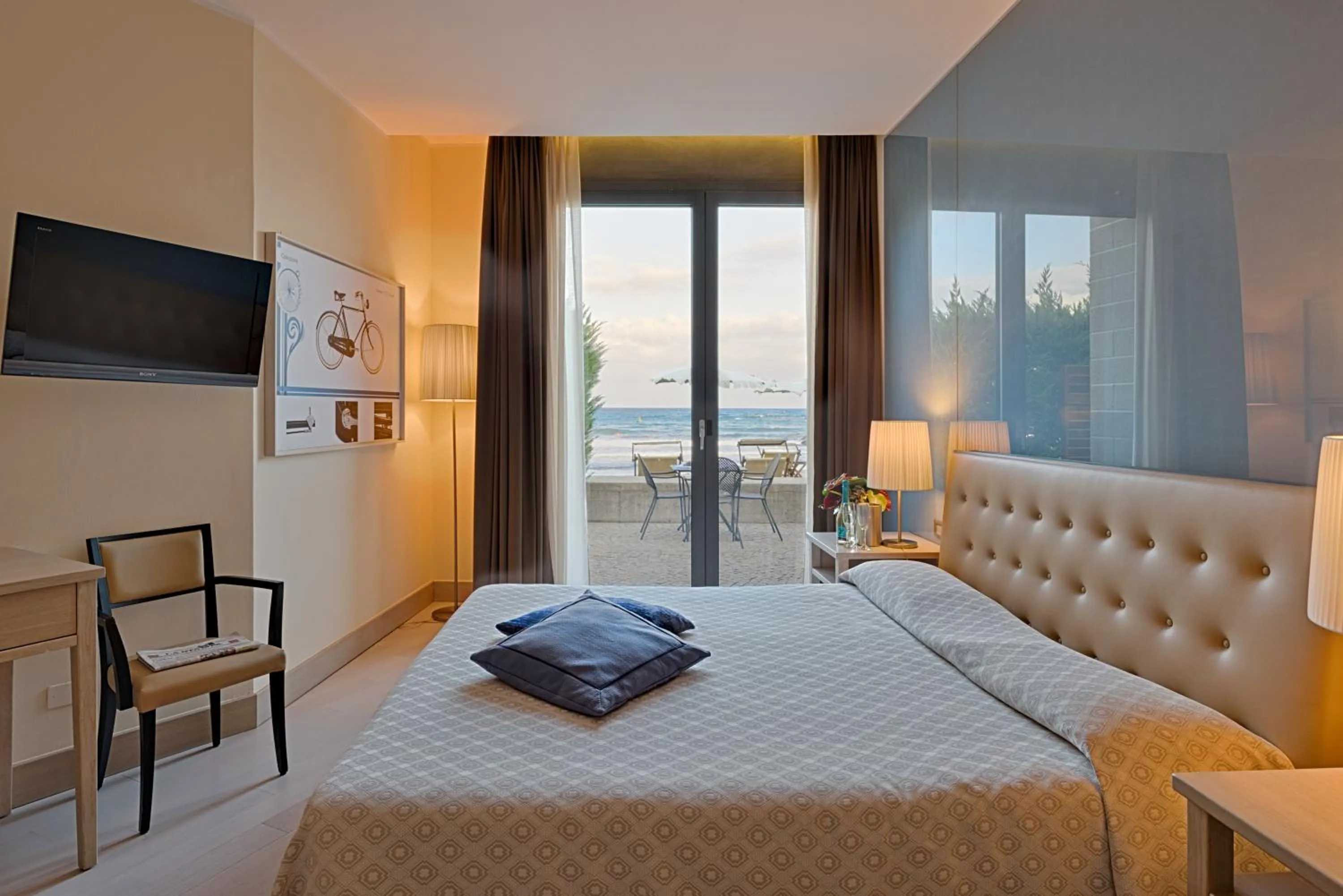 Sea view, Bed in Hotel Riviera dei Fiori