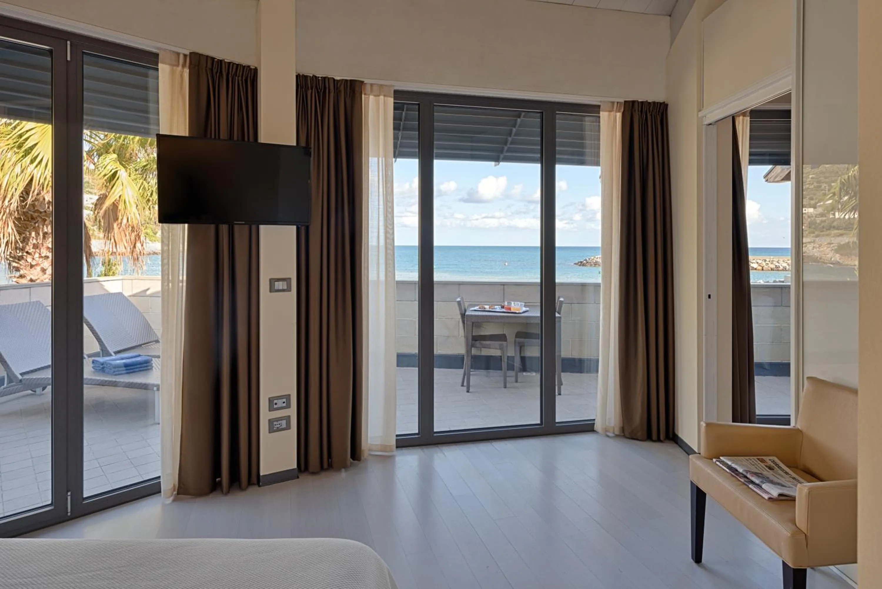 Balcony/Terrace, Bed in Hotel Riviera dei Fiori