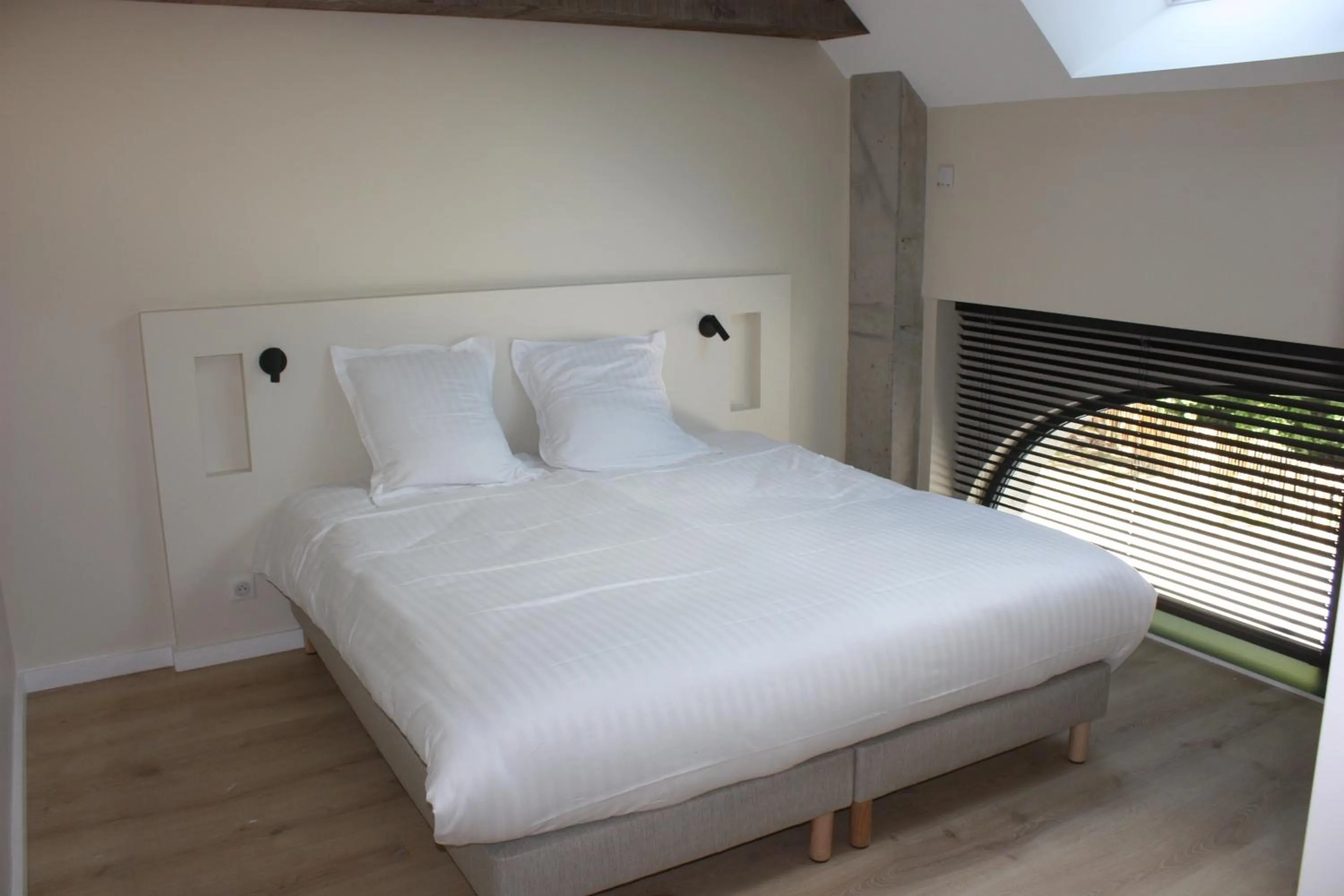 Photo of the whole room, Bed in La Ferme Blanche, The Originals Relais