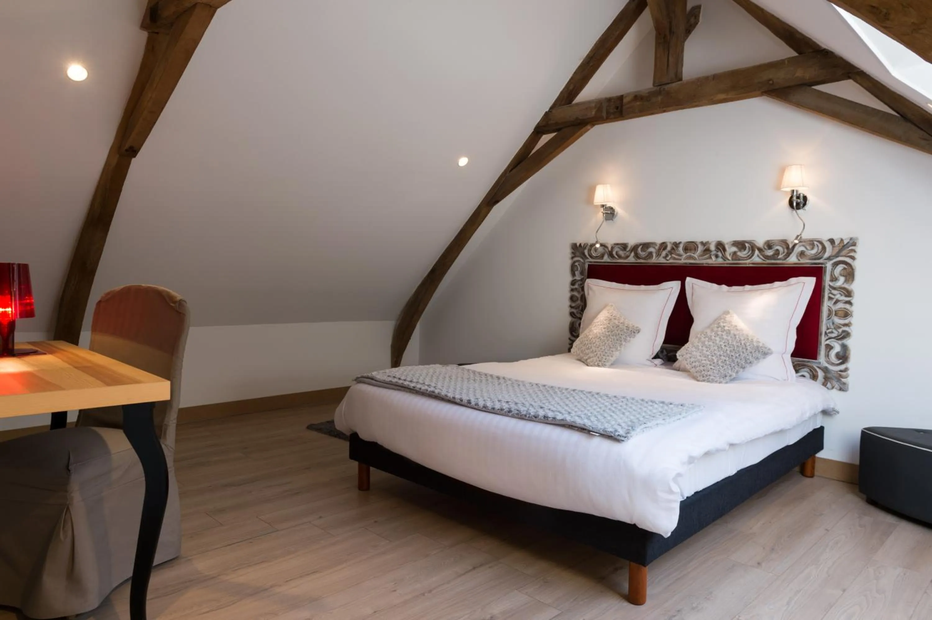 Photo of the whole room, Bed in La Ferme Blanche, The Originals Relais
