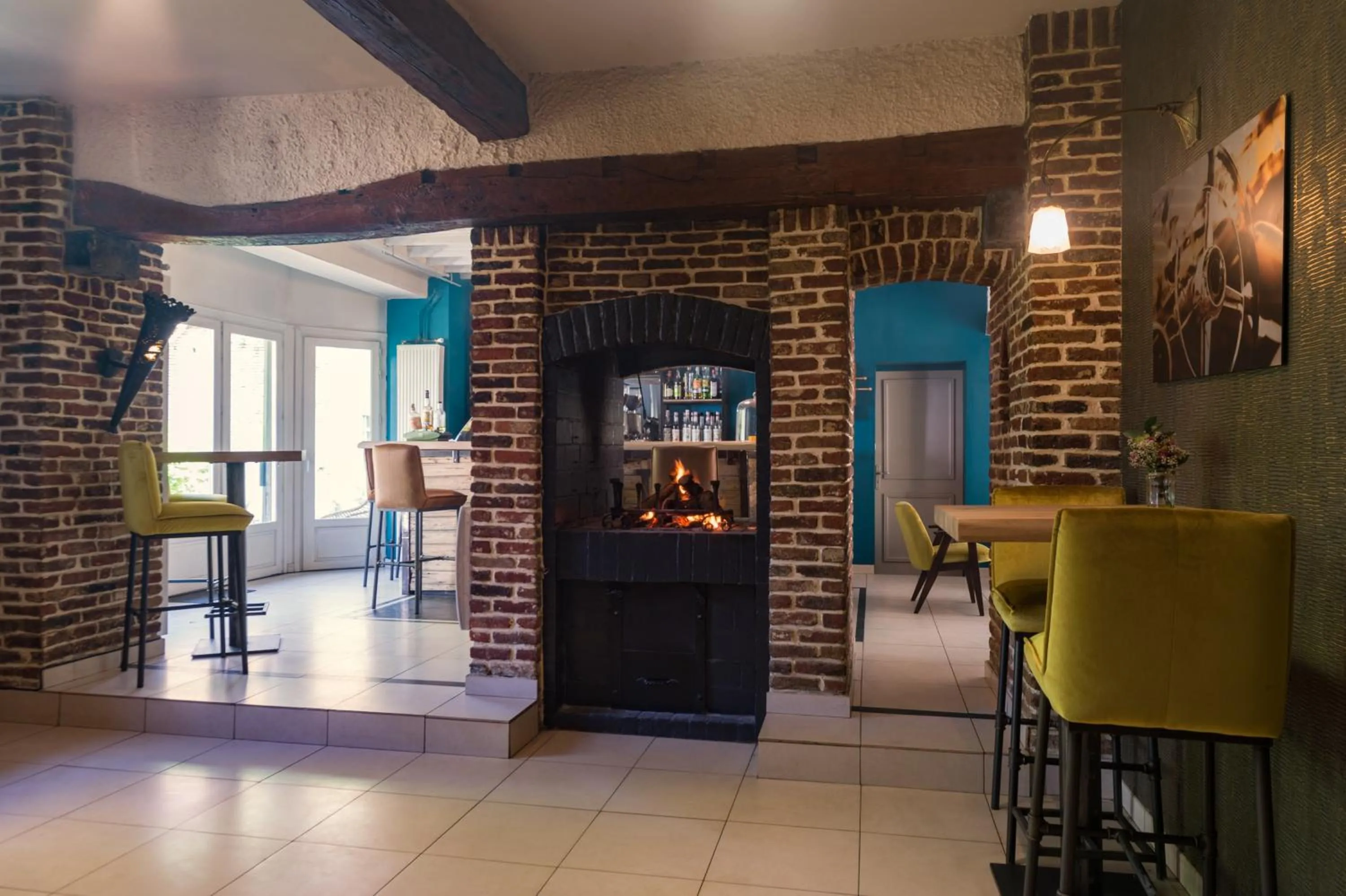 Lounge or bar in La Ferme Blanche, The Originals Relais