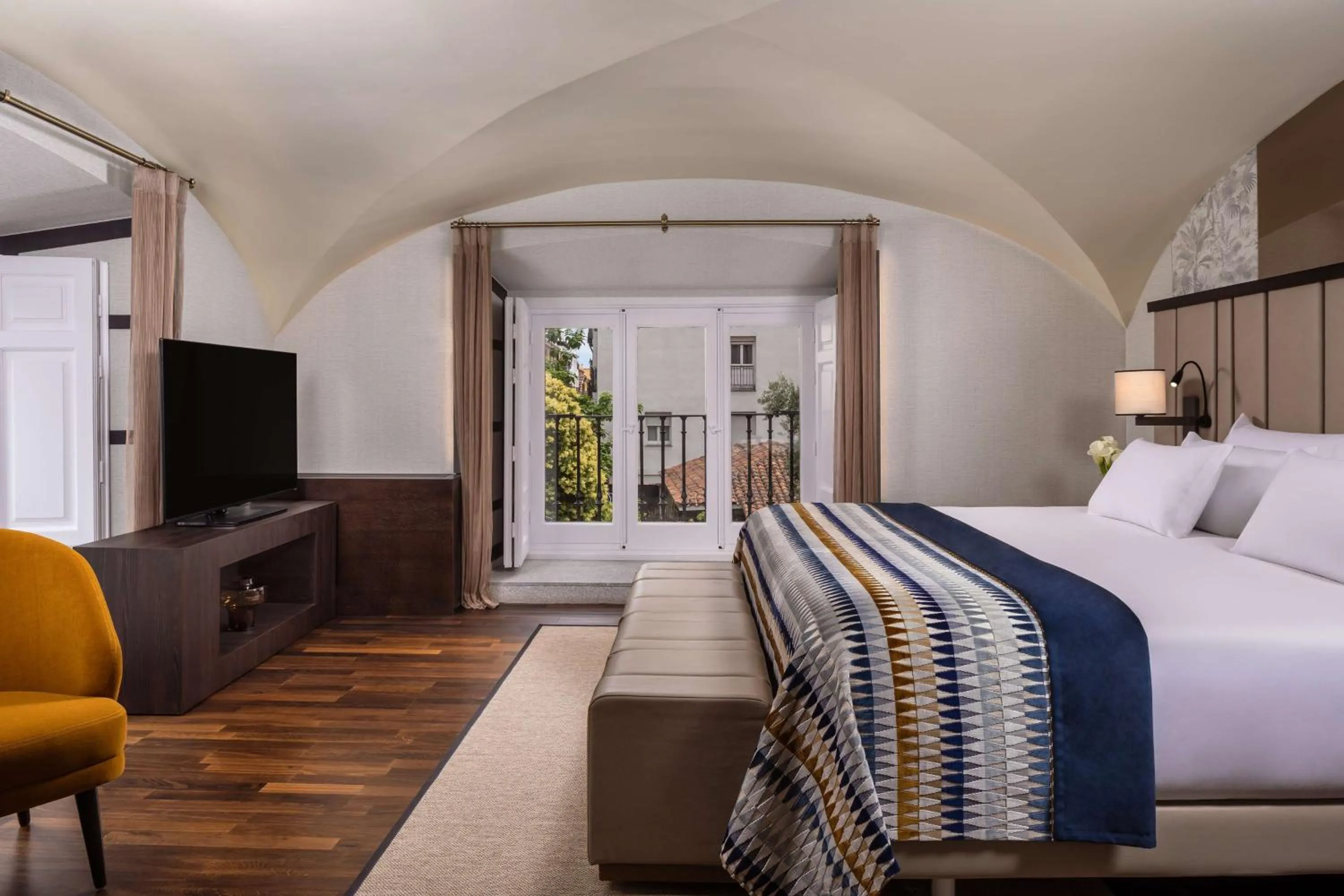 Photo of the whole room, Bed in NH Collection Madrid Palacio de Tepa