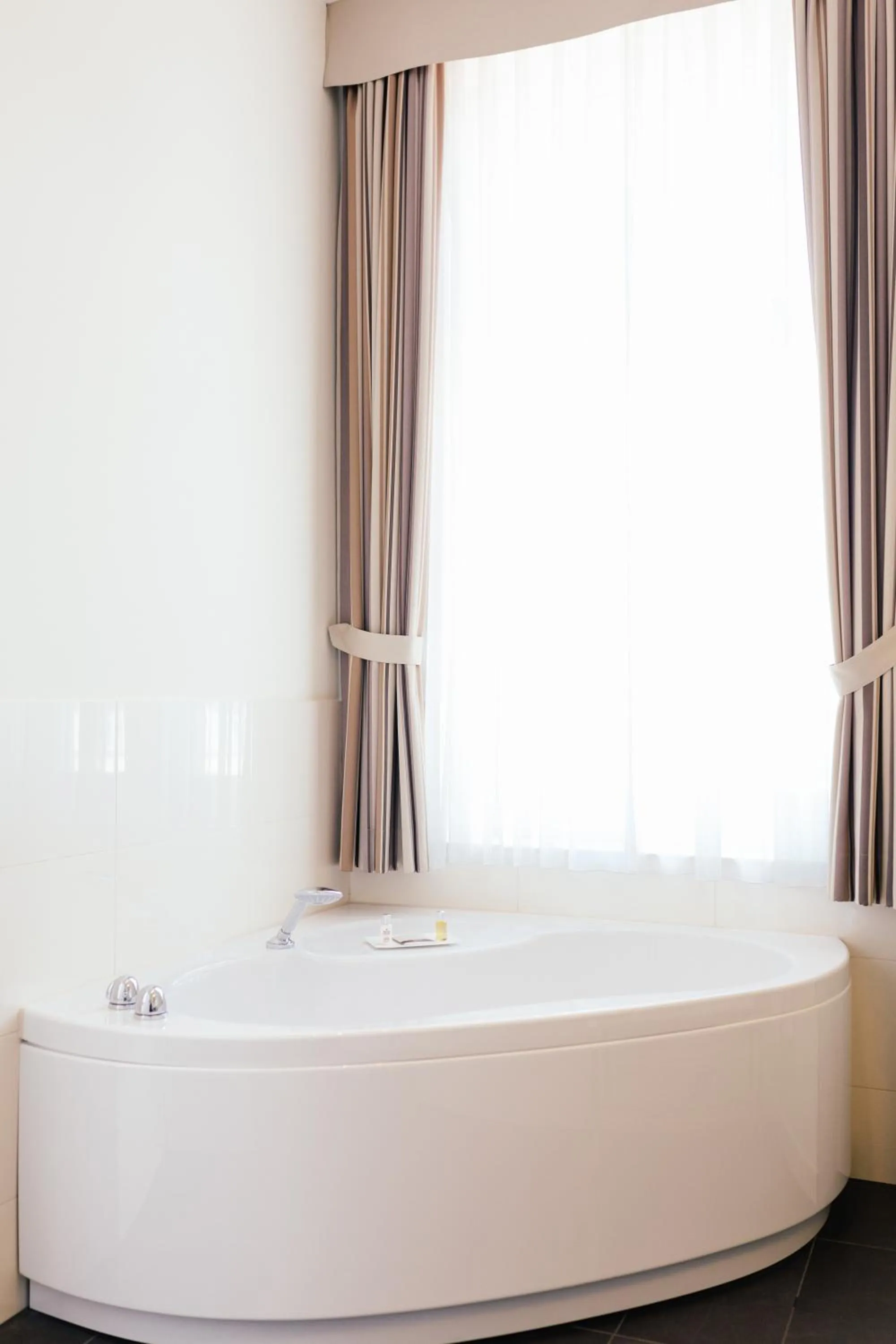 Bathroom, Bed in Hotel Brandenburger Tor Potsdam