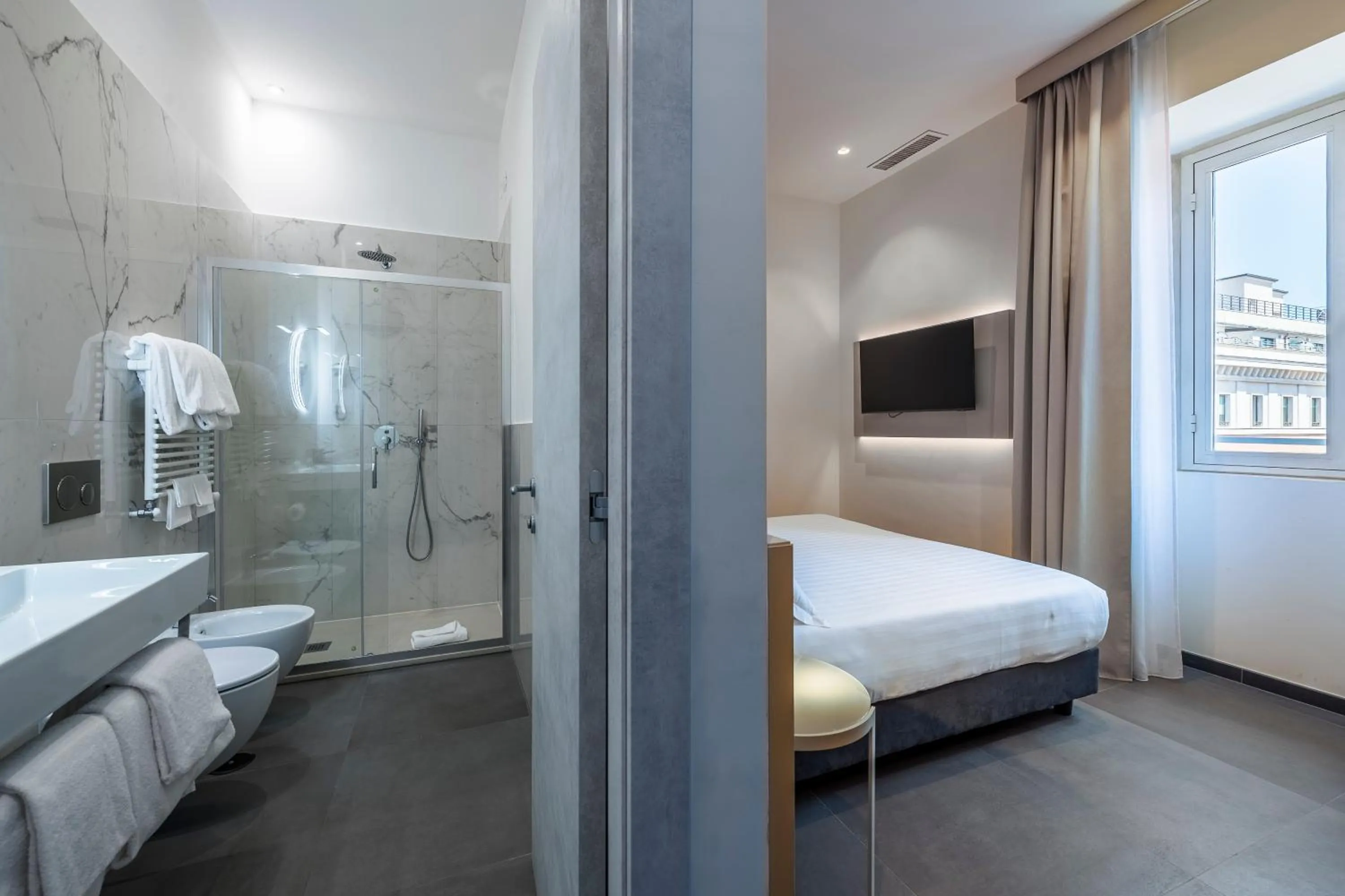 Shower, Bed in Hotel California