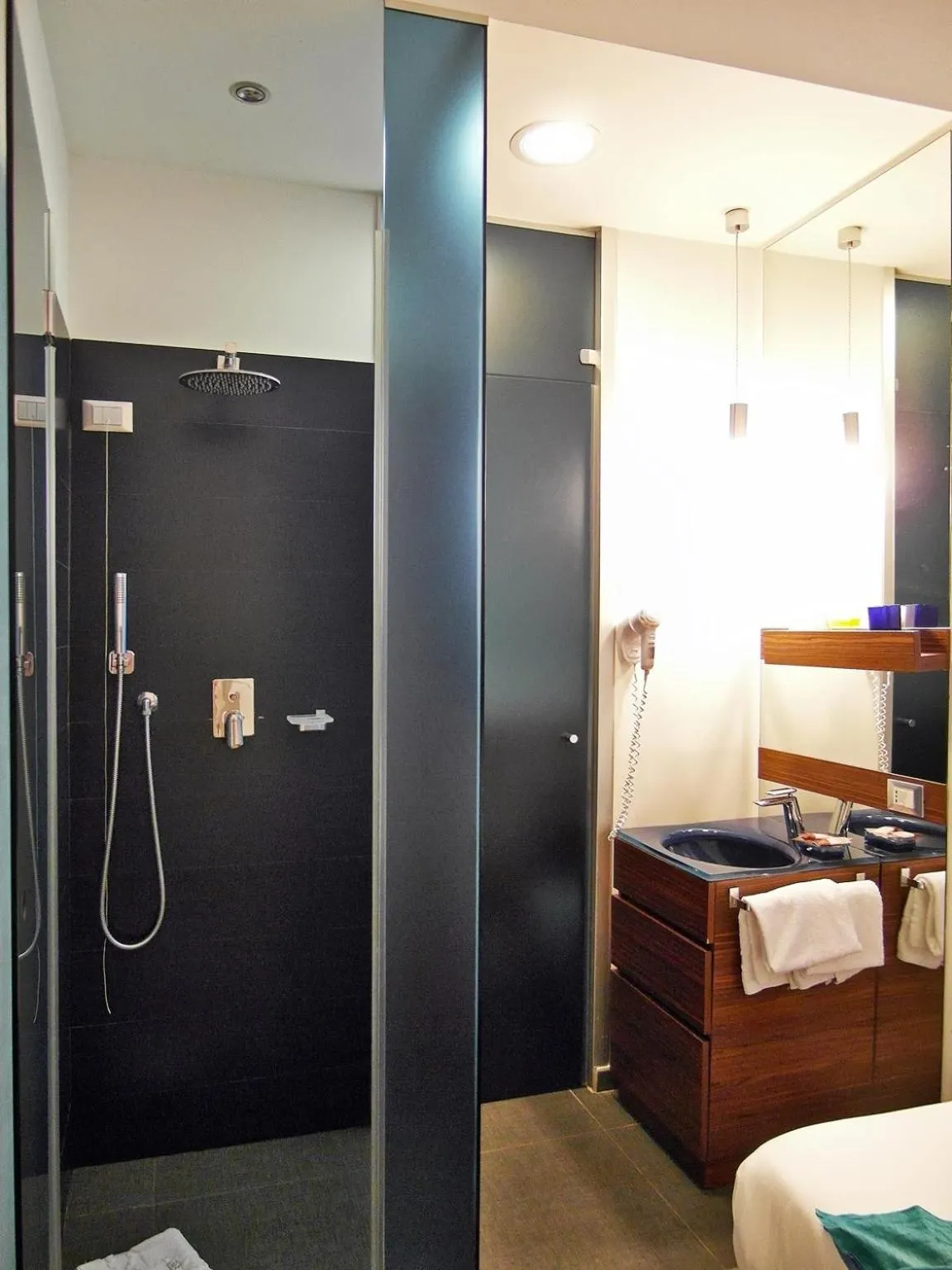 Shower, Bed in Hotel California