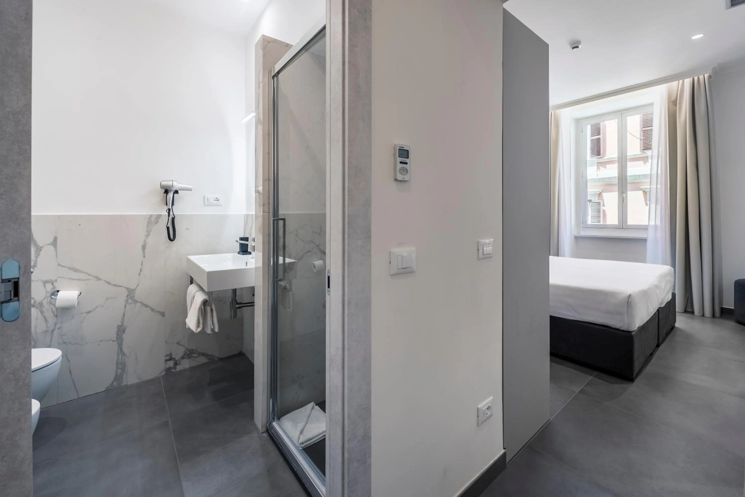 Shower, Bed in Hotel California