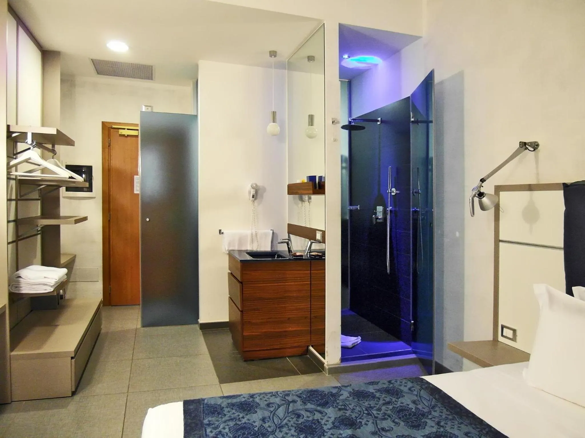 Shower, Bed in Hotel California