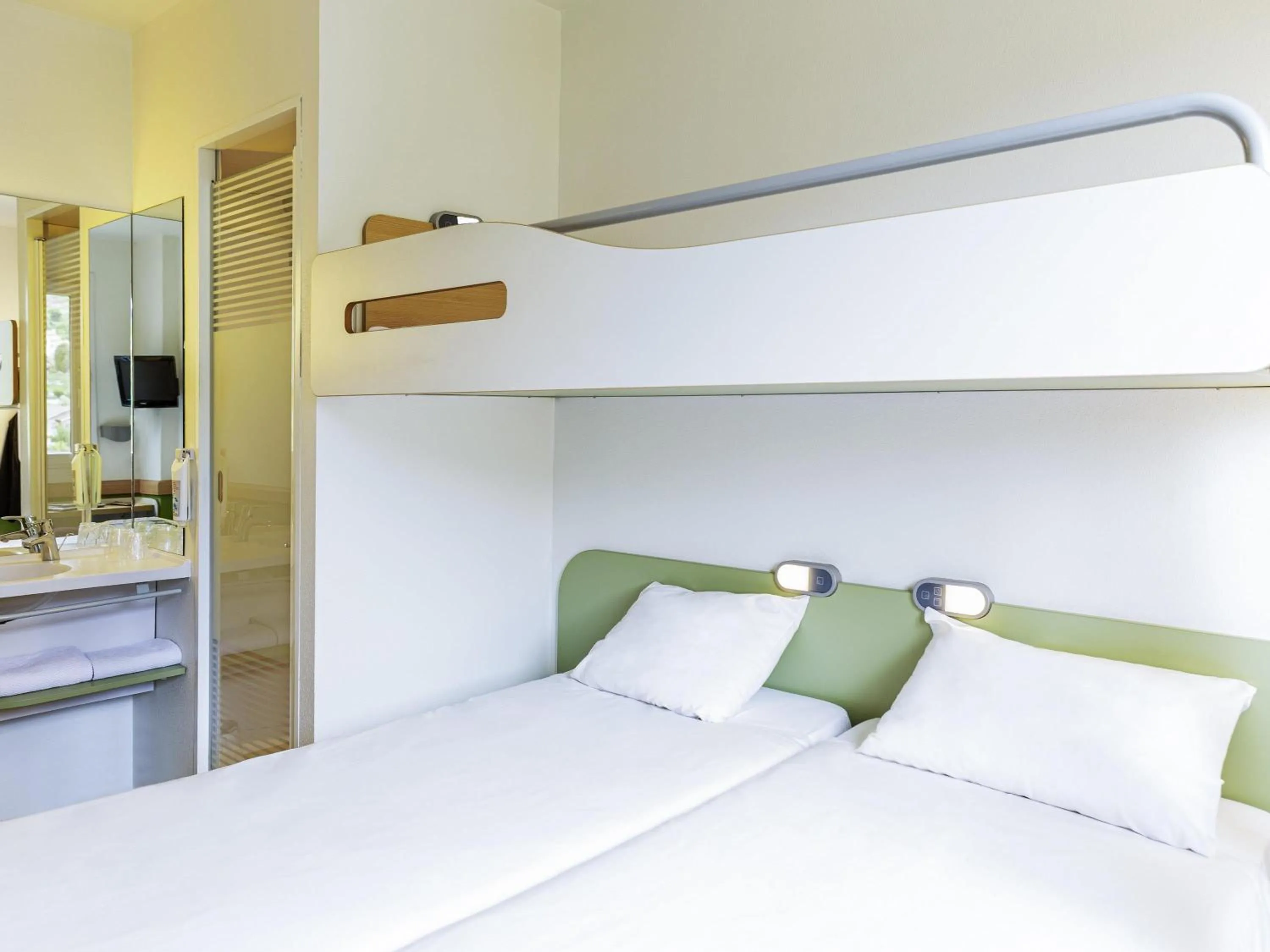 Bedroom, Bed in Ibis Budget Oviedo