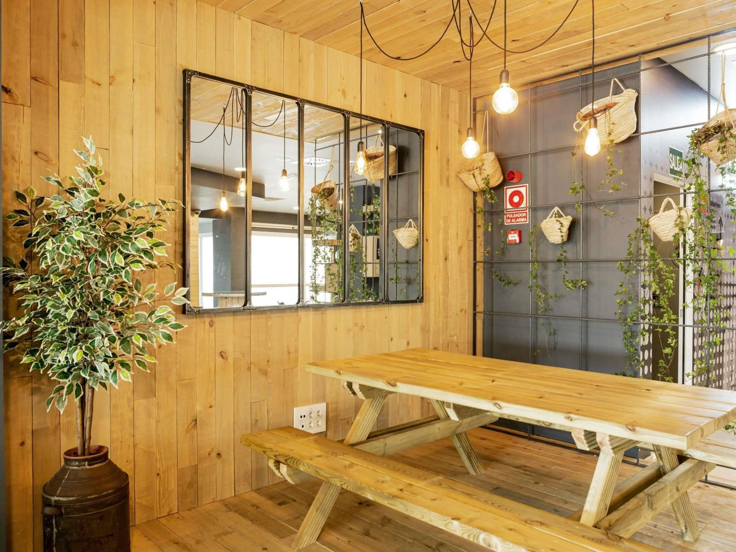 Restaurant/places to eat in Ibis Budget Oviedo