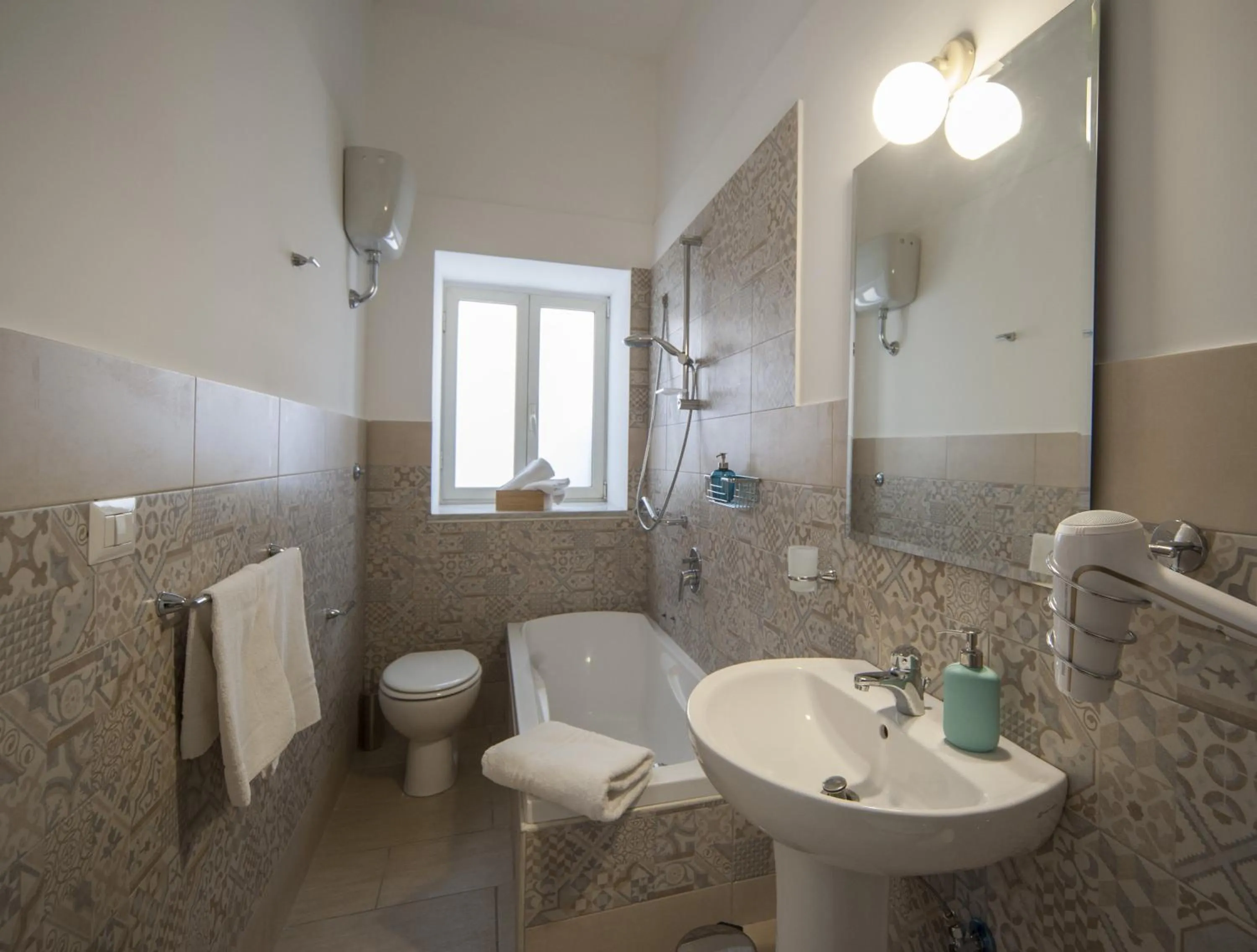 Bathroom in Il Viaggio di Dante Historical Center