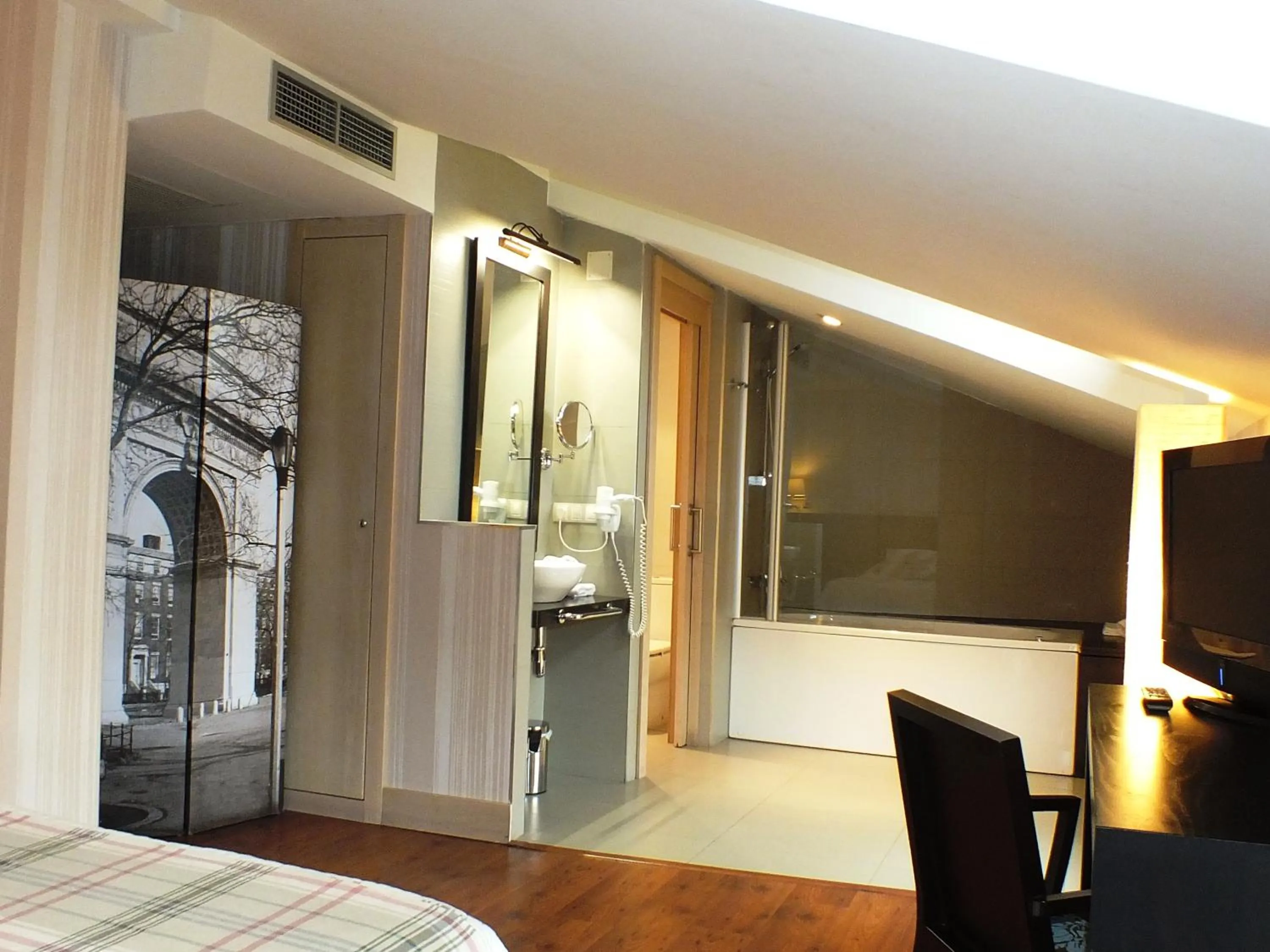 Bathroom, Bed in Hotel Puerta del Arco