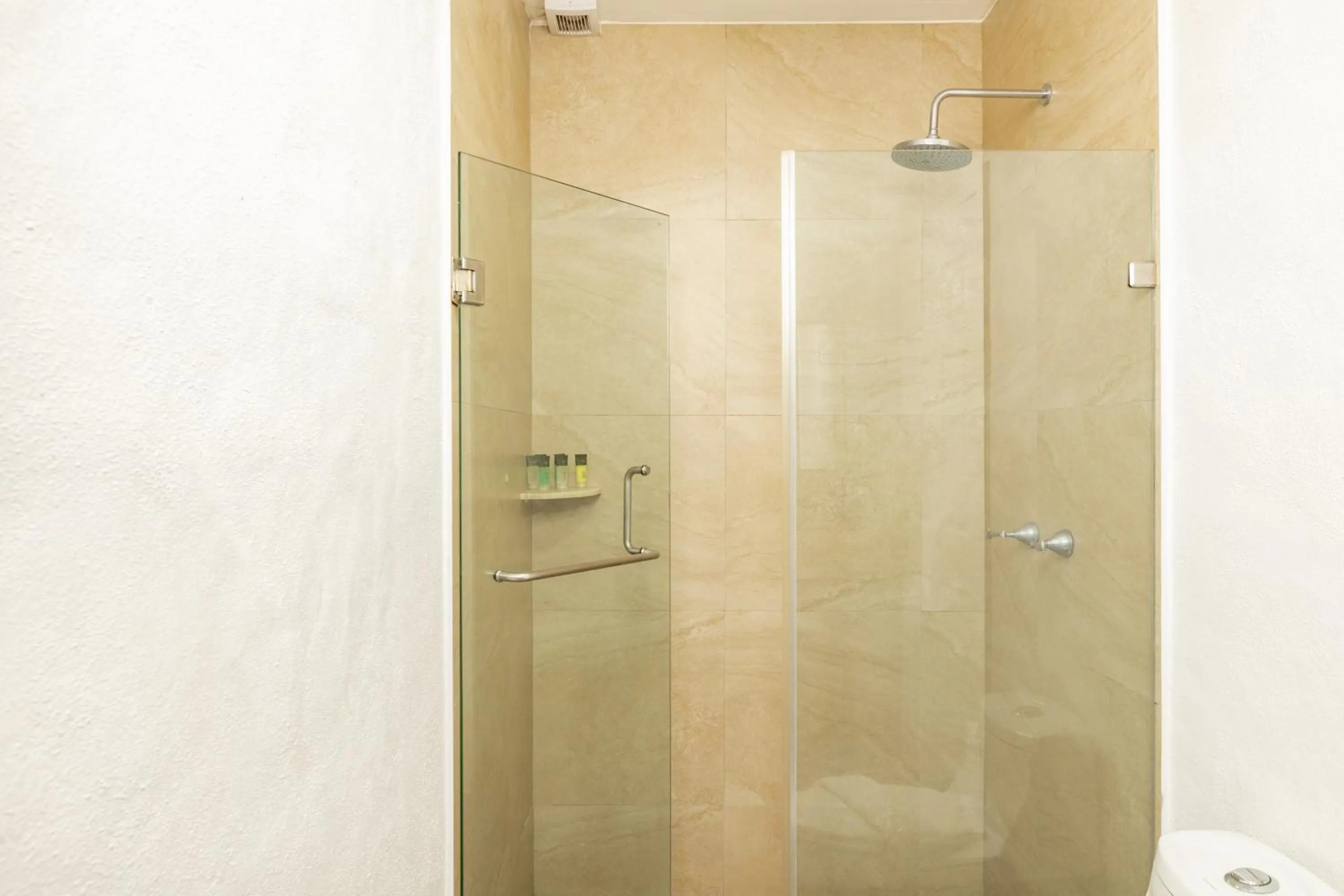 Shower in Casa Lotería -Pueblito Sayulita- Colorful, Family and Relax Experience with Private Parking and Pool