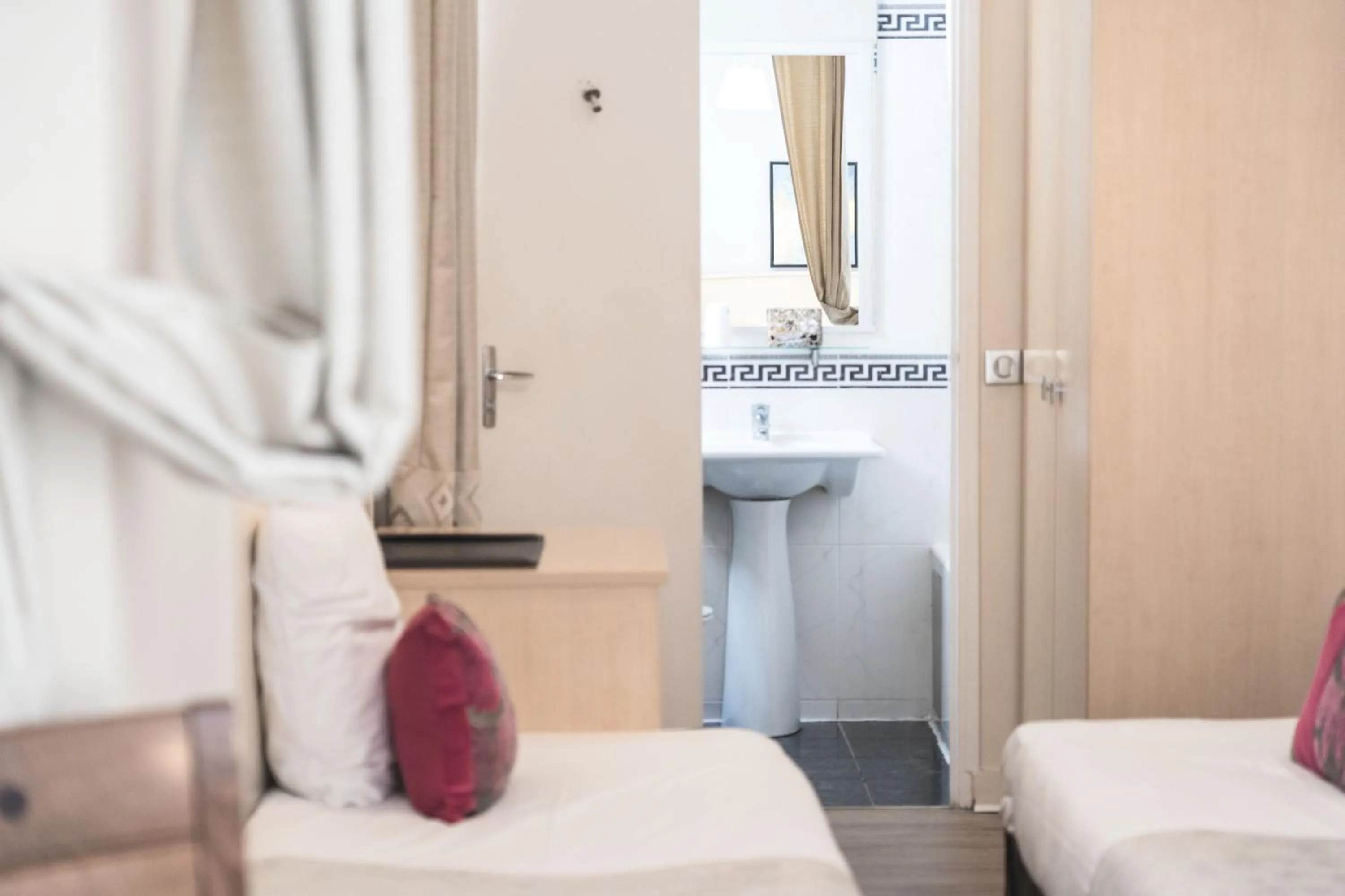 Bathroom, Bed in Hotel Corona -Rodier-