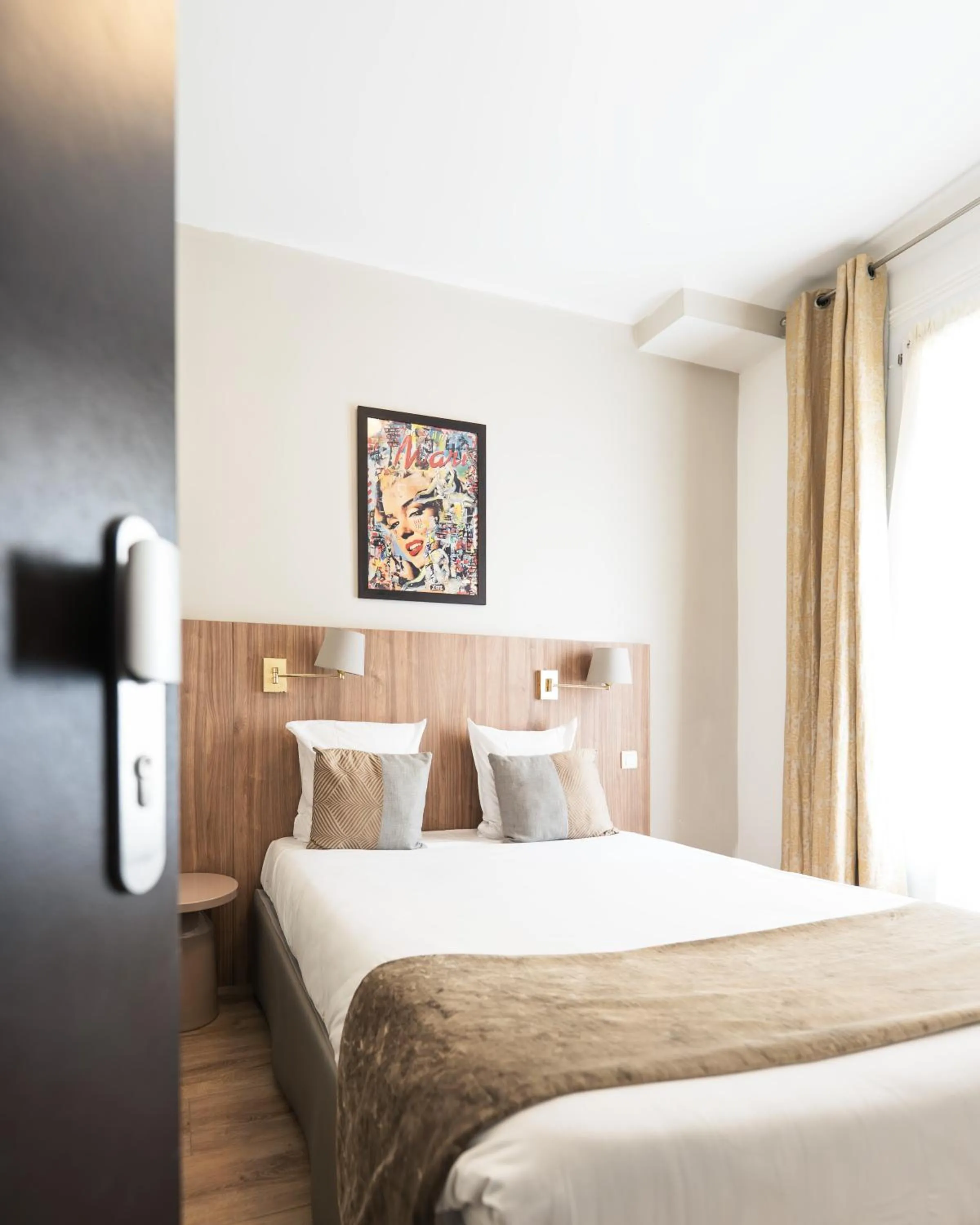 Photo of the whole room, Bed in Hotel Corona -Rodier-