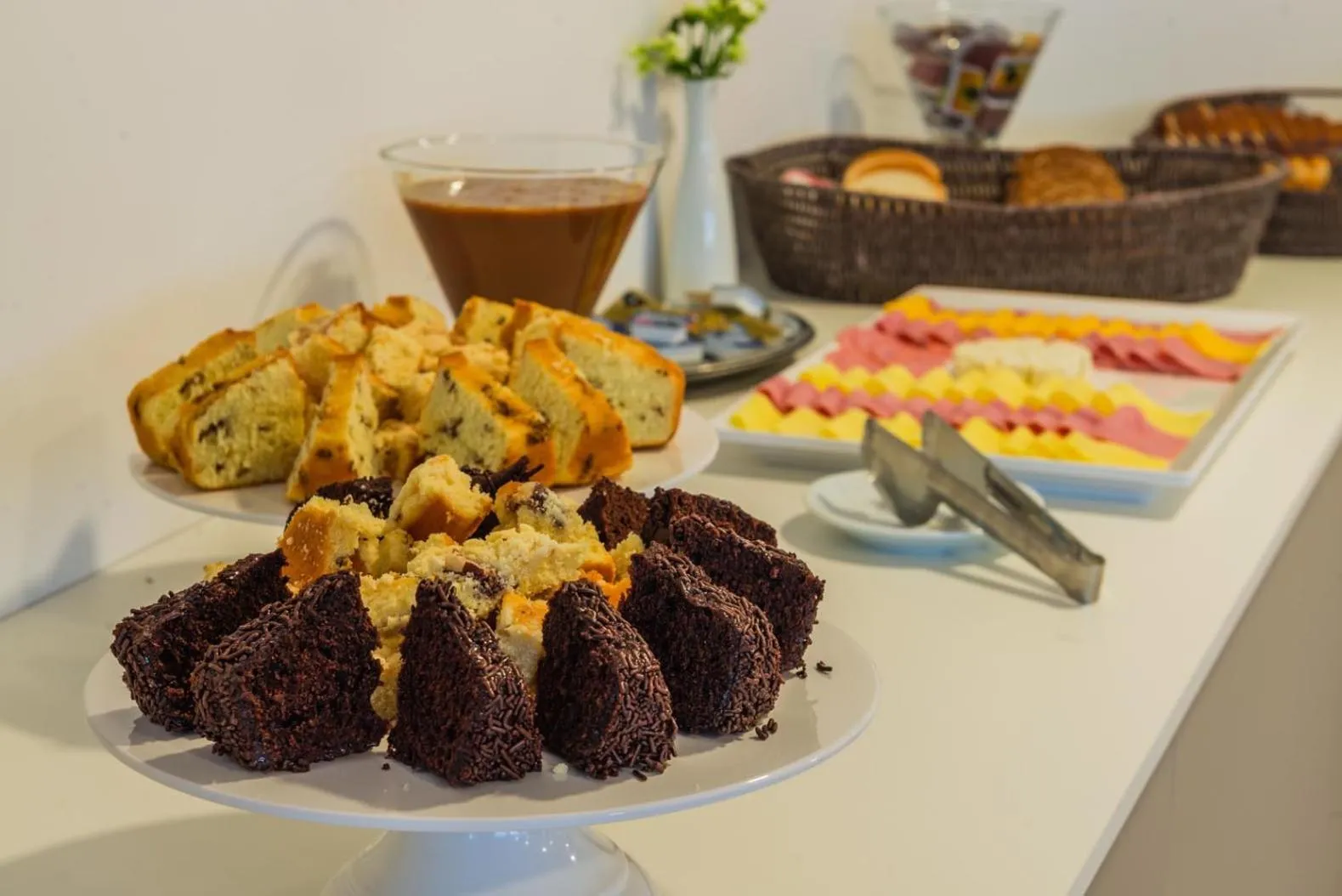 Buffet breakfast in Tri Hotel São João Batista
