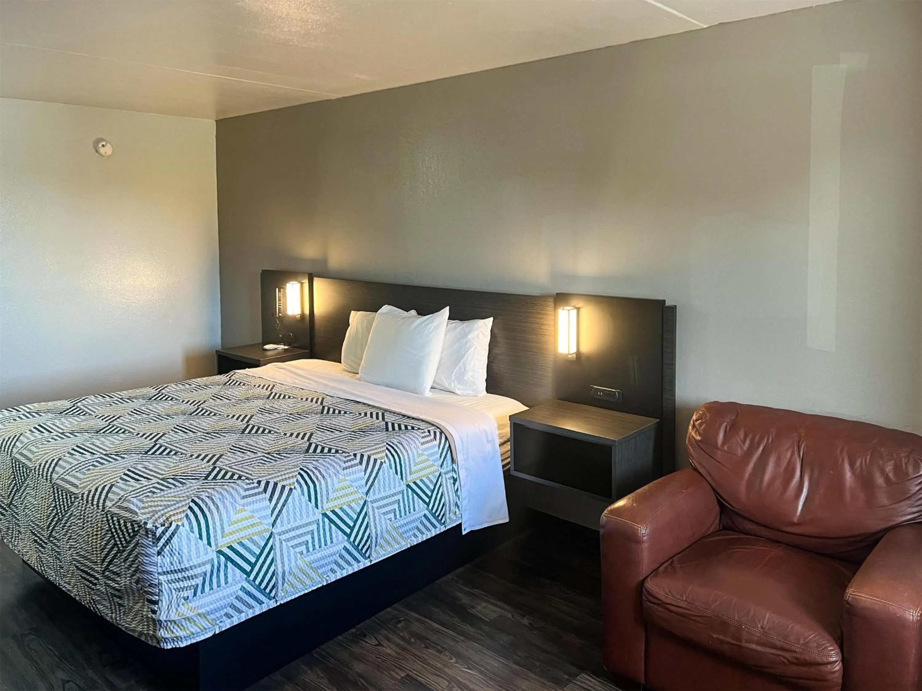 Bedroom, Bed in Motel 6-Ozark, AR