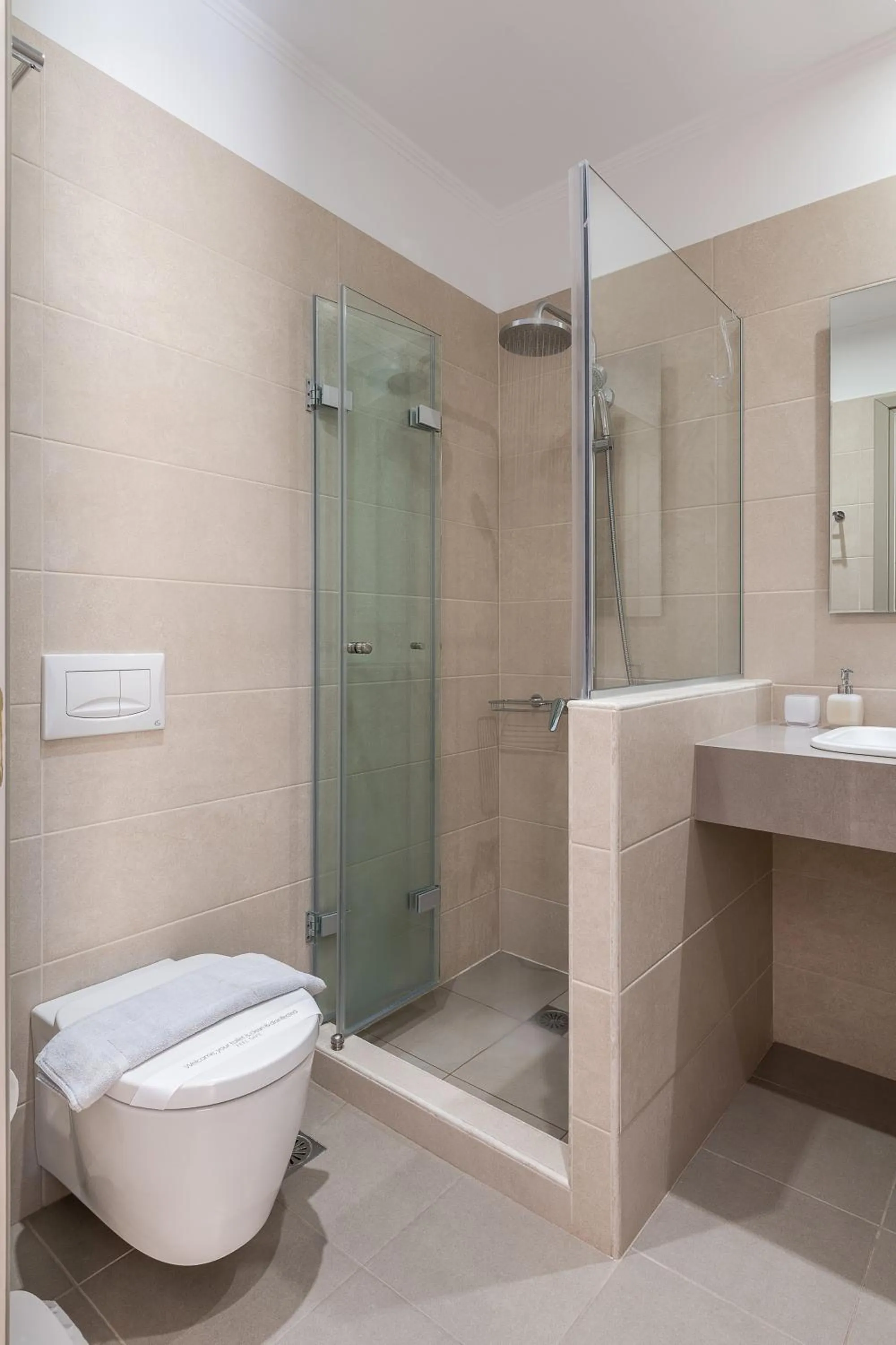 Shower in Viaggio Elegant Rooms